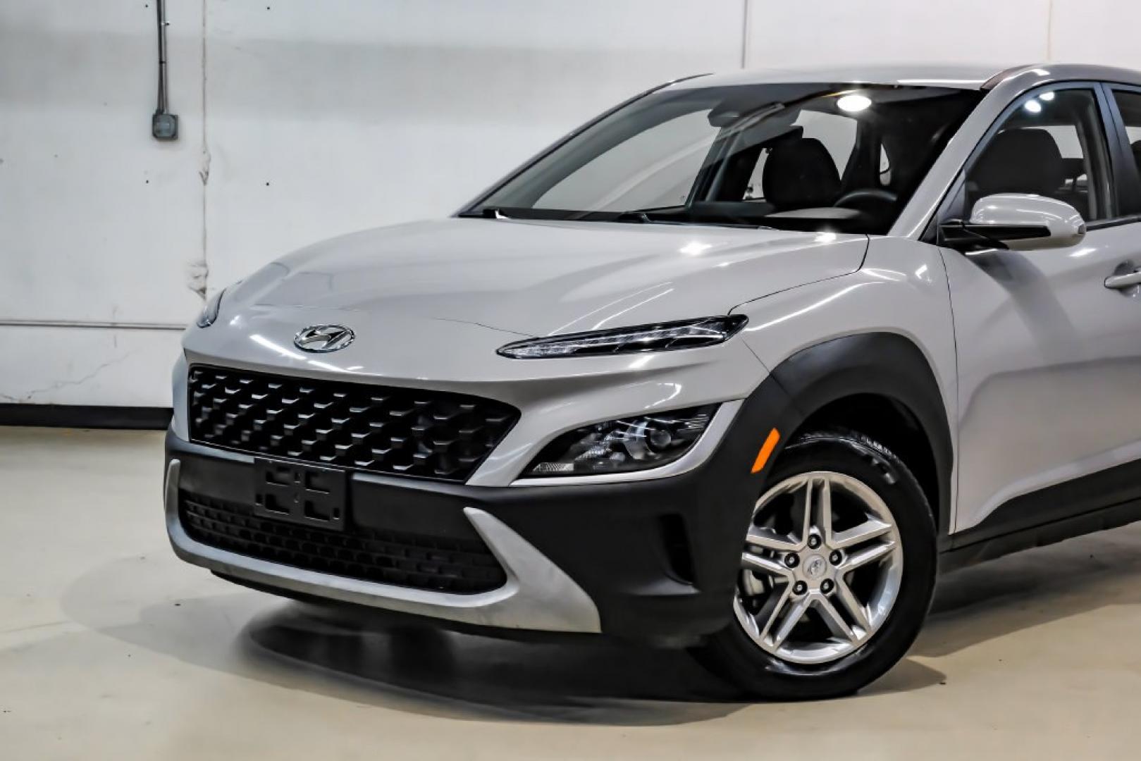 2023 Silver /Black Hyundai Kona SE (KM8K22ABXPU) with an 2.0L I4 DOHC Dual CVVT engine, CVT transmission, located at 15300 Midway Rd., Addison, TX, 75001, (972) 702-0011, 32.958321, -96.838074- Photo#4