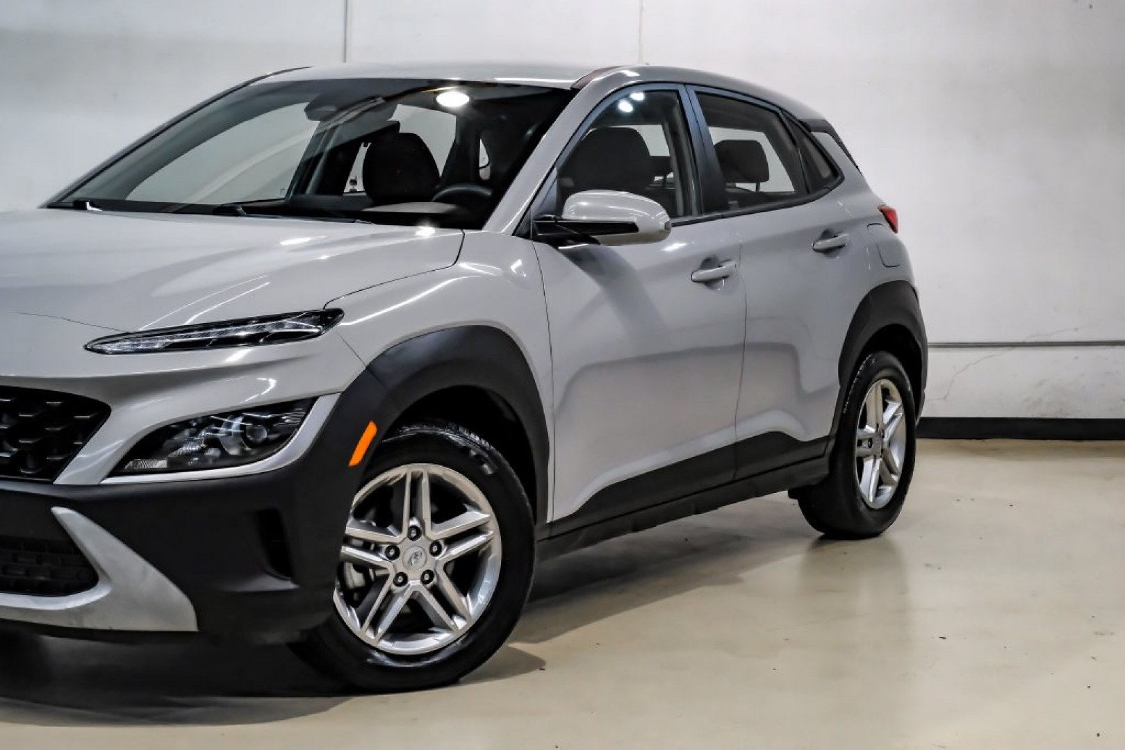 2023 Silver /Black Hyundai Kona SE (KM8K22ABXPU) with an 2.0L I4 DOHC Dual CVVT engine, CVT transmission, located at 15300 Midway Rd., Addison, TX, 75001, (972) 702-0011, 32.958321, -96.838074- Photo#5