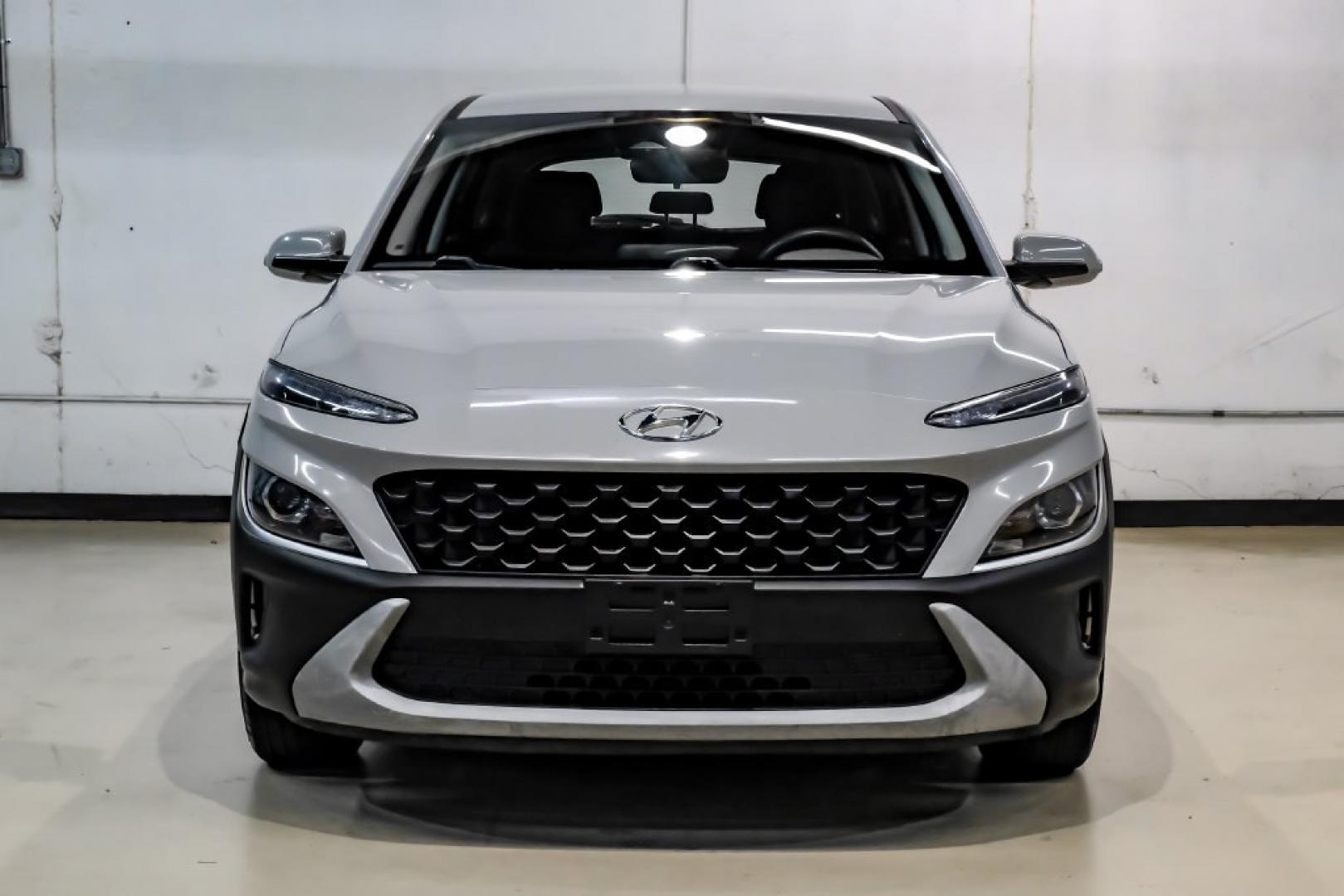 2023 Silver /Black Hyundai Kona SE (KM8K22ABXPU) with an 2.0L I4 DOHC Dual CVVT engine, CVT transmission, located at 15300 Midway Rd., Addison, TX, 75001, (972) 702-0011, 32.958321, -96.838074- Photo#6