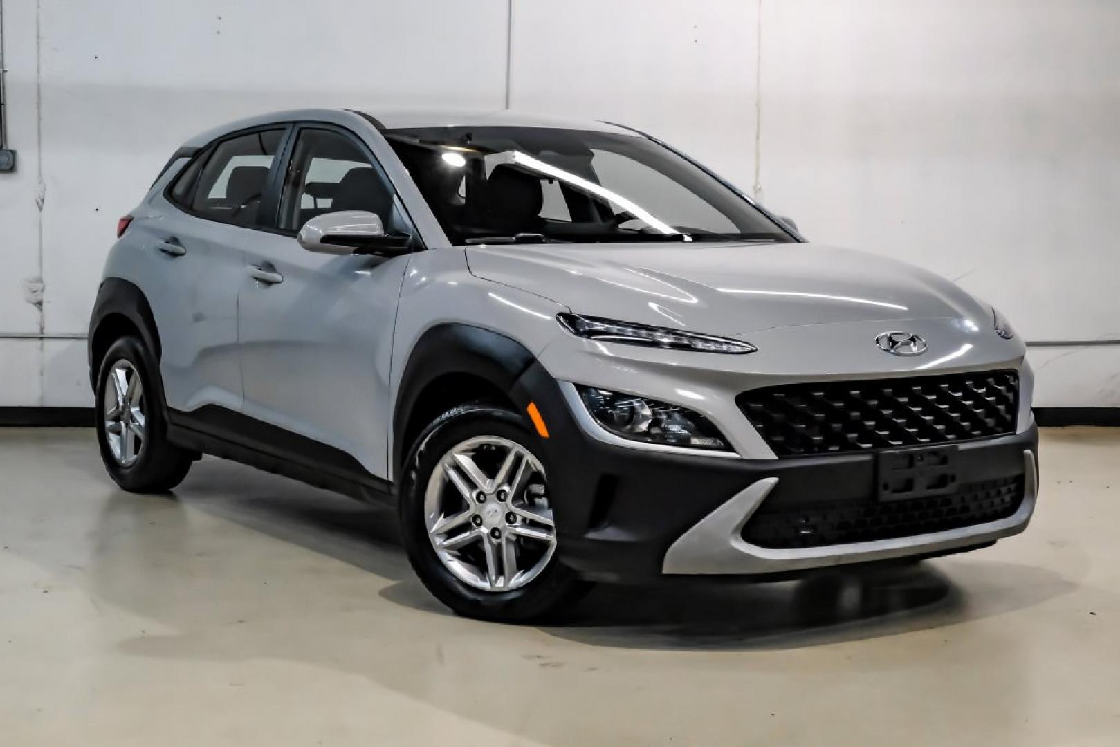 2023 Silver /Black Hyundai Kona SE (KM8K22ABXPU) with an 2.0L I4 DOHC Dual CVVT engine, CVT transmission, located at 15300 Midway Rd., Addison, TX, 75001, (972) 702-0011, 32.958321, -96.838074- Photo#7