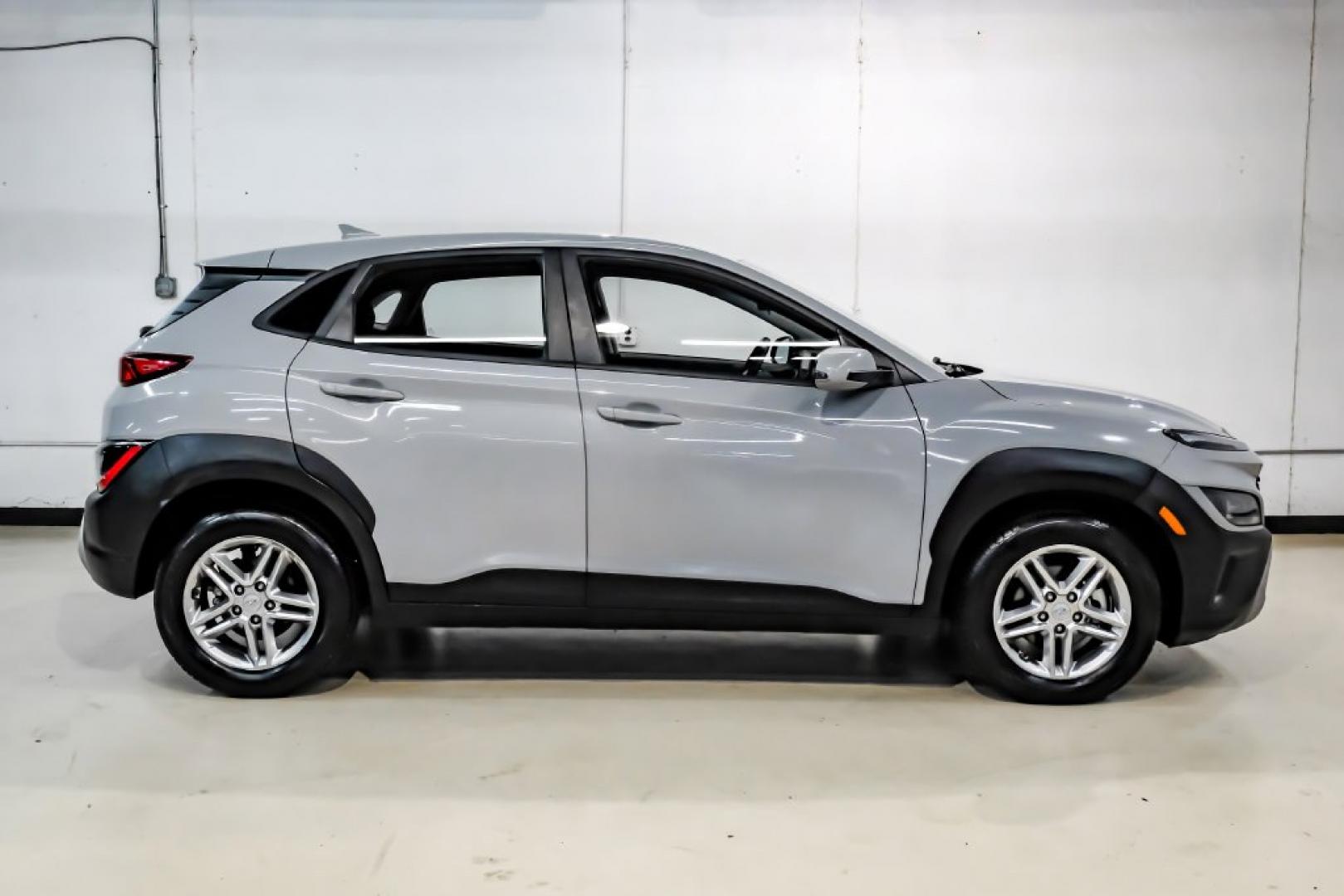2023 Silver /Black Hyundai Kona SE (KM8K22ABXPU) with an 2.0L I4 DOHC Dual CVVT engine, CVT transmission, located at 15300 Midway Rd., Addison, TX, 75001, (972) 702-0011, 32.958321, -96.838074- Photo#8