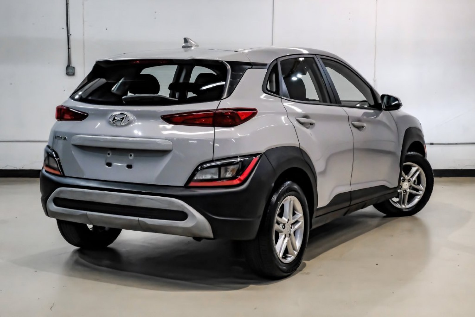2023 Silver /Black Hyundai Kona SE (KM8K22ABXPU) with an 2.0L I4 DOHC Dual CVVT engine, CVT transmission, located at 15300 Midway Rd., Addison, TX, 75001, (972) 702-0011, 32.958321, -96.838074- Photo#9