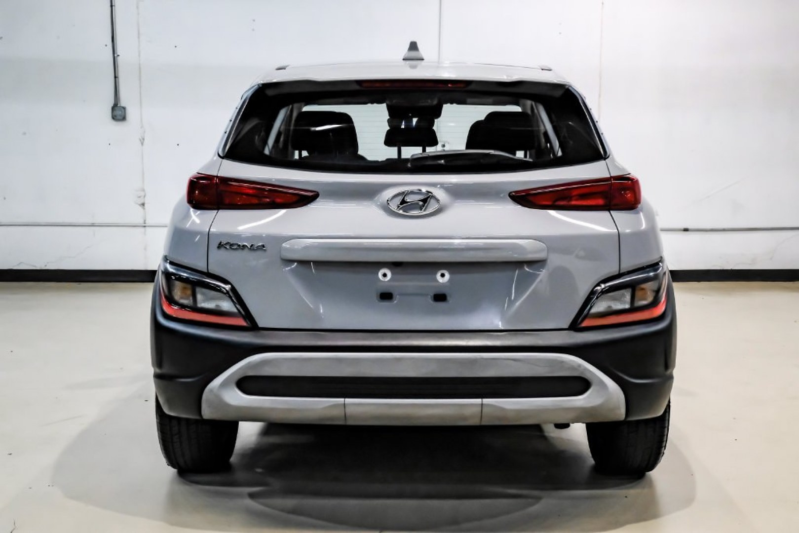 2023 Silver /Black Hyundai Kona SE (KM8K22ABXPU) with an 2.0L I4 DOHC Dual CVVT engine, CVT transmission, located at 15300 Midway Rd., Addison, TX, 75001, (972) 702-0011, 32.958321, -96.838074- Photo#10