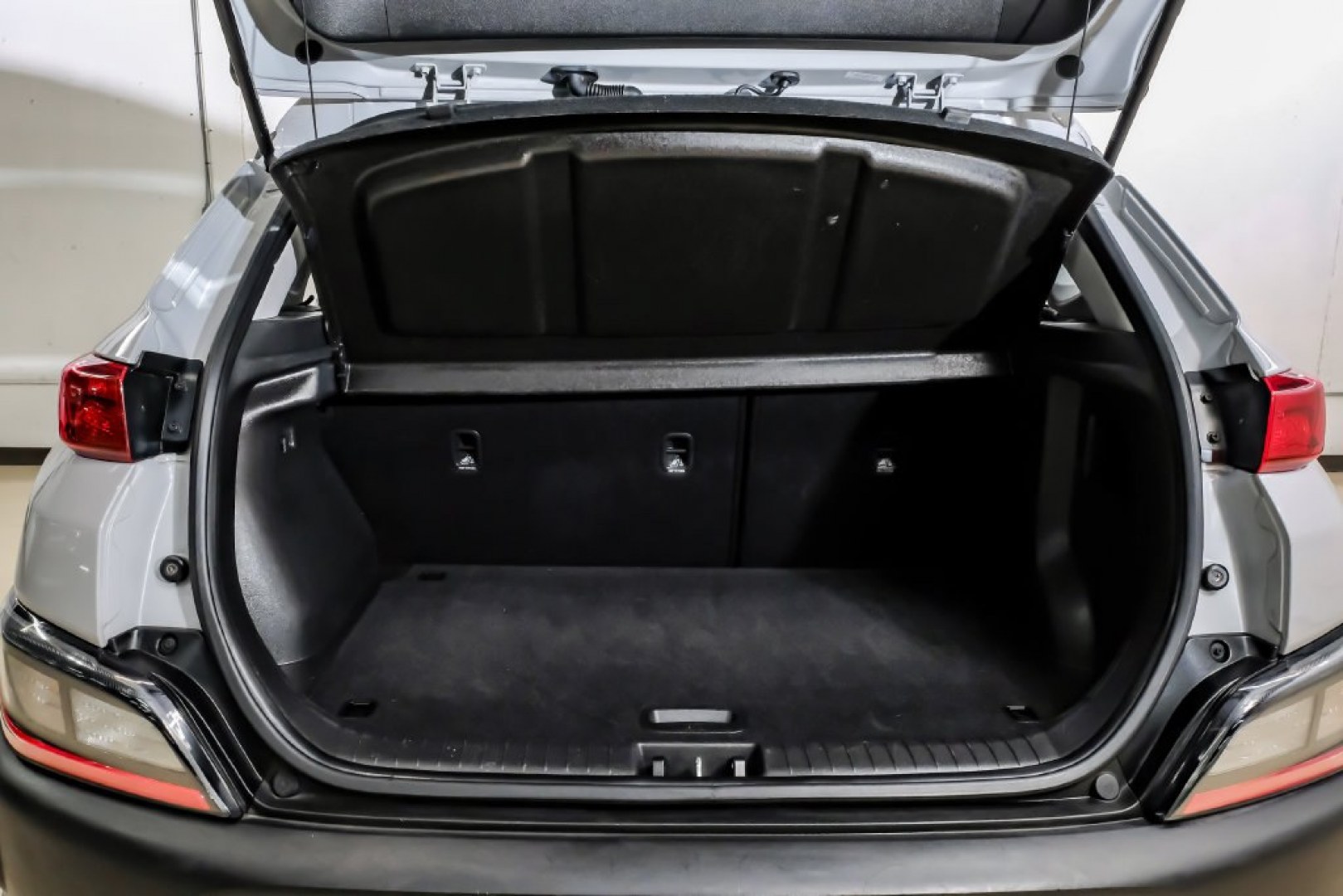 2023 Silver /Black Hyundai Kona SE (KM8K22ABXPU) with an 2.0L I4 DOHC Dual CVVT engine, CVT transmission, located at 15300 Midway Rd., Addison, TX, 75001, (972) 702-0011, 32.958321, -96.838074- Photo#58