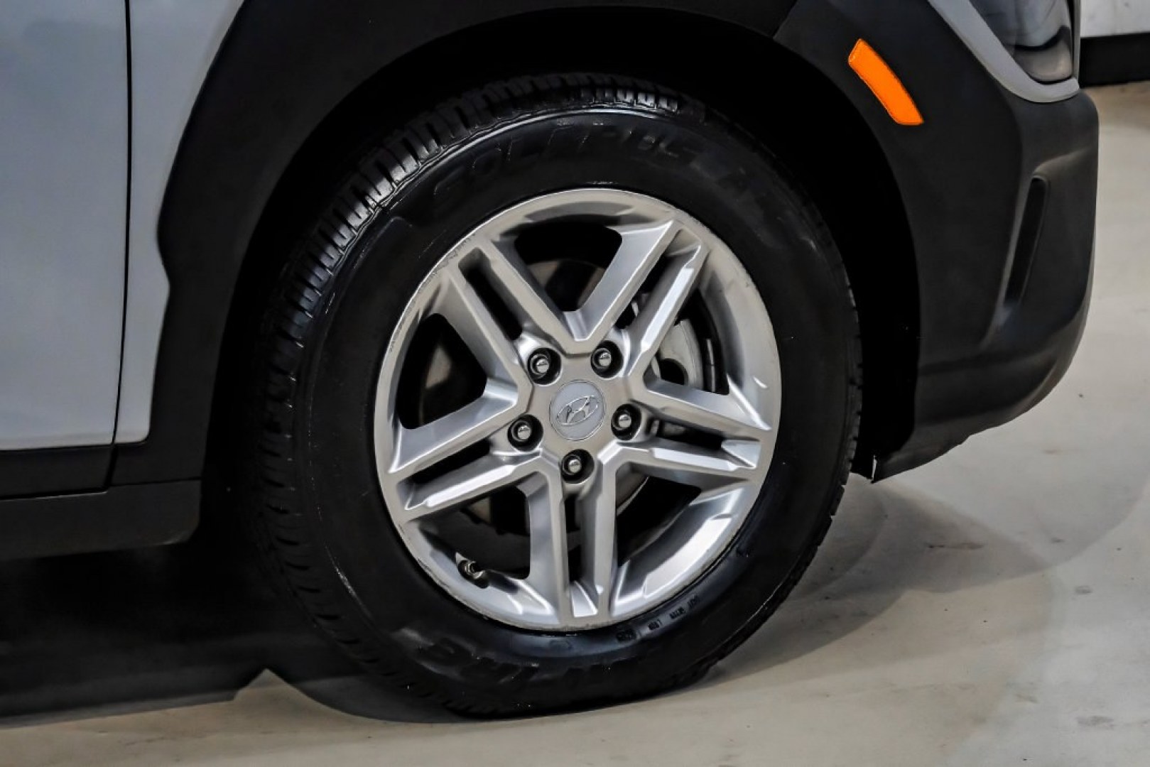 2023 Silver /Black Hyundai Kona SE (KM8K22ABXPU) with an 2.0L I4 DOHC Dual CVVT engine, CVT transmission, located at 15300 Midway Rd., Addison, TX, 75001, (972) 702-0011, 32.958321, -96.838074- Photo#61