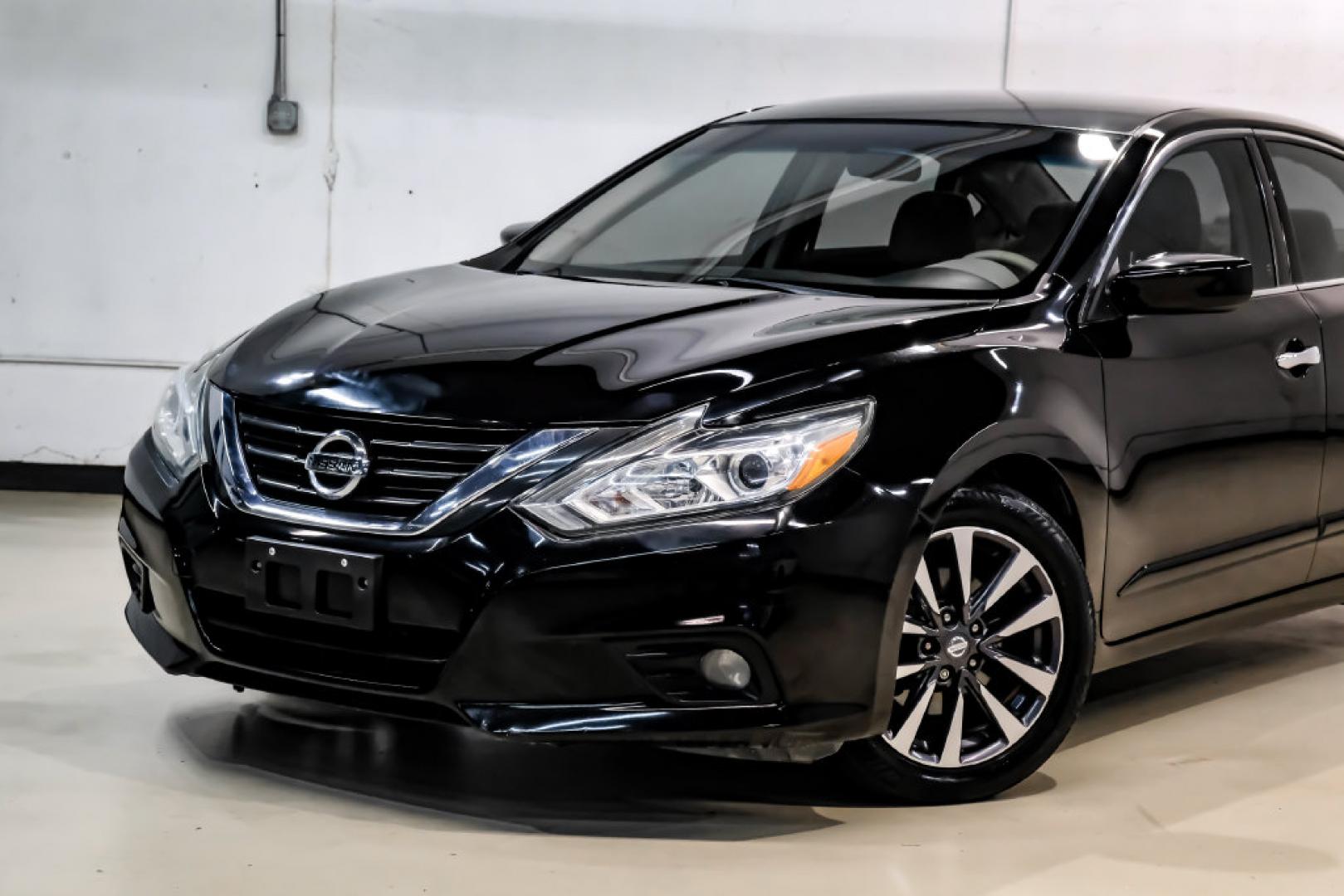2017 Super Black /Beige Nissan Altima 2.5 SV (1N4AL3AP6HC) with an 2.5L 4-Cylinder DOHC 16V engine, CVT transmission, located at 15300 Midway Rd., Addison, TX, 75001, (972) 702-0011, 32.958321, -96.838074- Photo#4