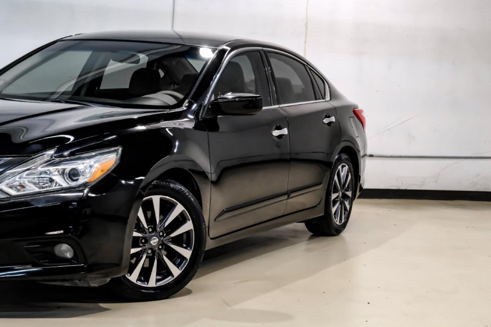 2017 Super Black /Beige Nissan Altima 2.5 SV (1N4AL3AP6HC) with an 2.5L 4-Cylinder DOHC 16V engine, CVT transmission, located at 15300 Midway Rd., Addison, TX, 75001, (972) 702-0011, 32.958321, -96.838074- Photo#5