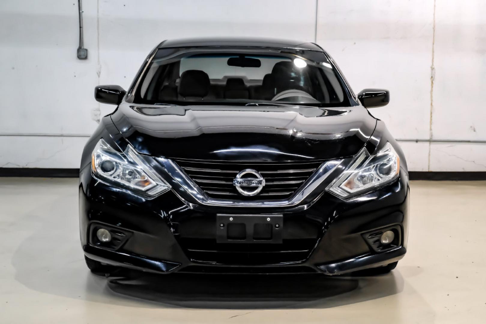 2017 Super Black /Beige Nissan Altima 2.5 SV (1N4AL3AP6HC) with an 2.5L 4-Cylinder DOHC 16V engine, CVT transmission, located at 15300 Midway Rd., Addison, TX, 75001, (972) 702-0011, 32.958321, -96.838074- Photo#6