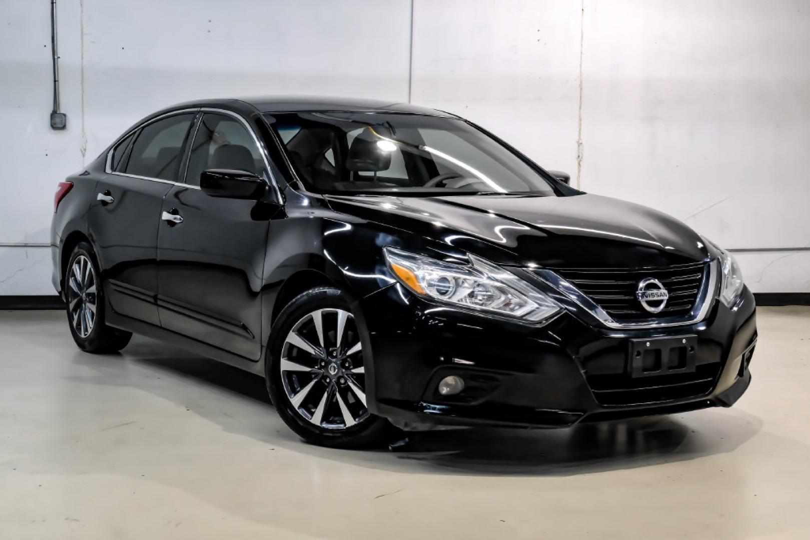2017 Super Black /Beige Nissan Altima 2.5 SV (1N4AL3AP6HC) with an 2.5L 4-Cylinder DOHC 16V engine, CVT transmission, located at 15300 Midway Rd., Addison, TX, 75001, (972) 702-0011, 32.958321, -96.838074- Photo#7