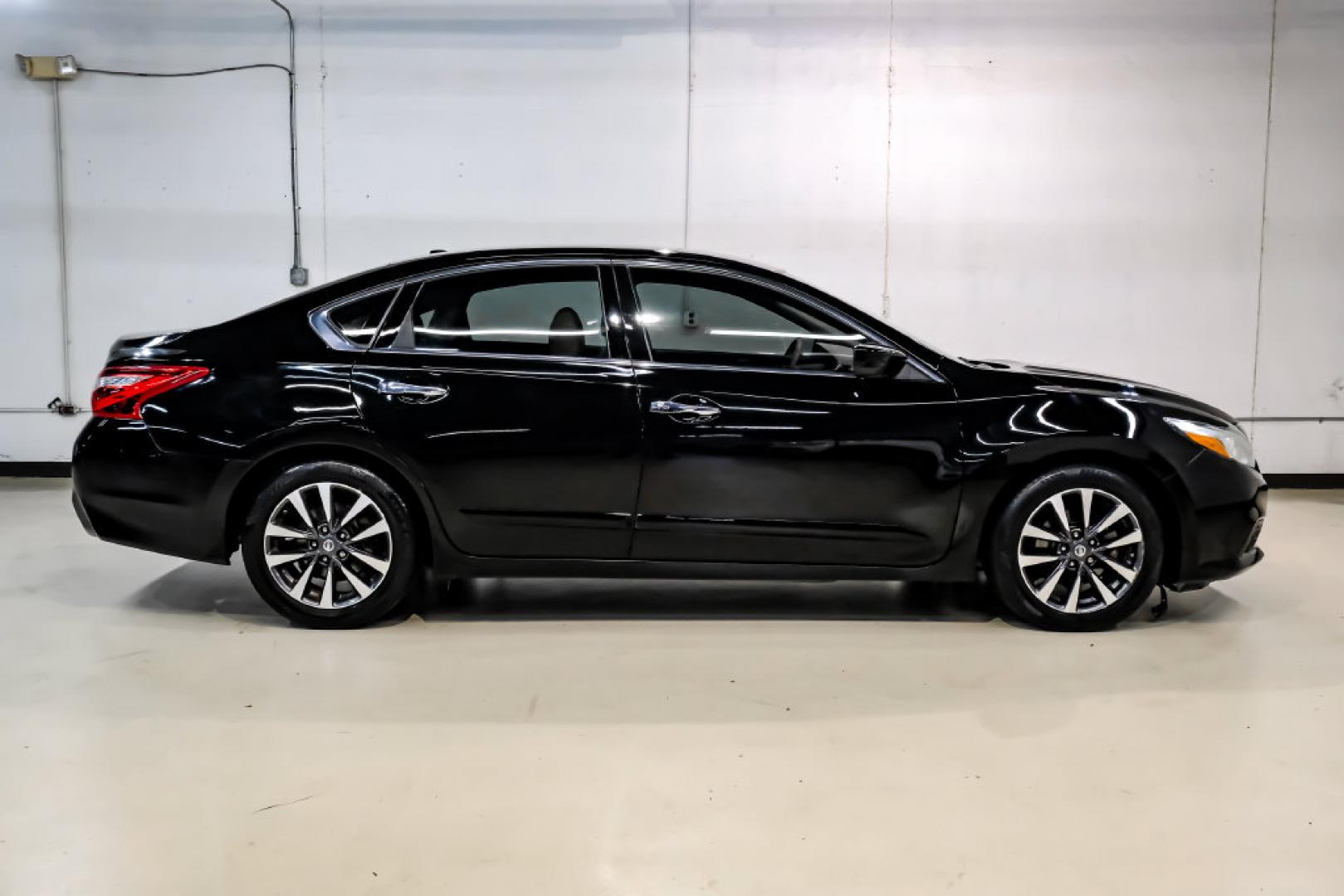 2017 Super Black /Beige Nissan Altima 2.5 SV (1N4AL3AP6HC) with an 2.5L 4-Cylinder DOHC 16V engine, CVT transmission, located at 15300 Midway Rd., Addison, TX, 75001, (972) 702-0011, 32.958321, -96.838074- Photo#8