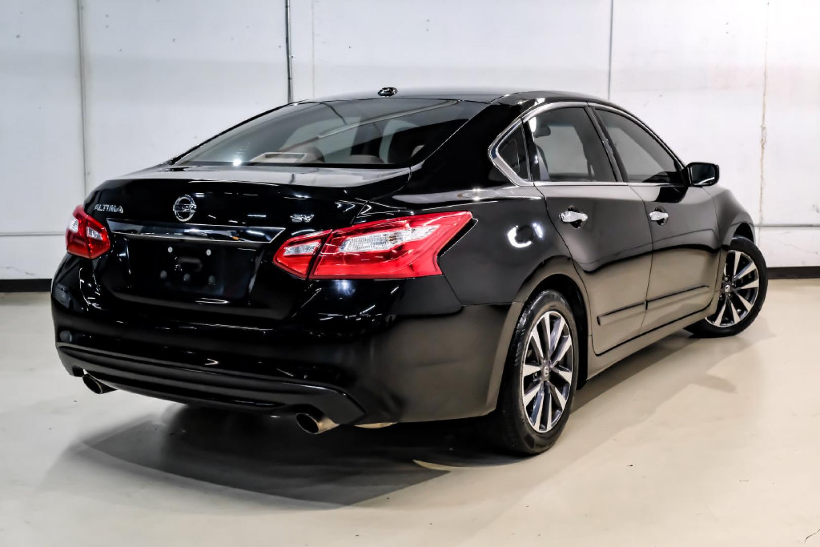 2017 Super Black /Beige Nissan Altima 2.5 SV (1N4AL3AP6HC) with an 2.5L 4-Cylinder DOHC 16V engine, CVT transmission, located at 15300 Midway Rd., Addison, TX, 75001, (972) 702-0011, 32.958321, -96.838074- Photo#9