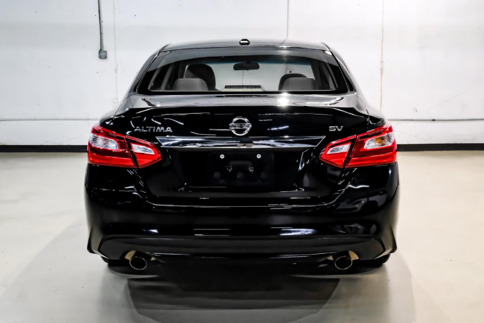 2017 Super Black /Beige Nissan Altima 2.5 SV (1N4AL3AP6HC) with an 2.5L 4-Cylinder DOHC 16V engine, CVT transmission, located at 15300 Midway Rd., Addison, TX, 75001, (972) 702-0011, 32.958321, -96.838074- Photo#10