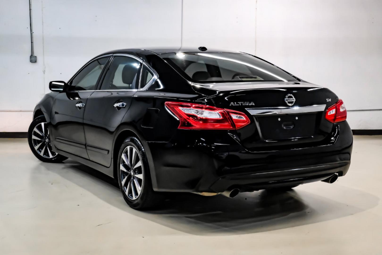 2017 Super Black /Beige Nissan Altima 2.5 SV (1N4AL3AP6HC) with an 2.5L 4-Cylinder DOHC 16V engine, CVT transmission, located at 15300 Midway Rd., Addison, TX, 75001, (972) 702-0011, 32.958321, -96.838074- Photo#11