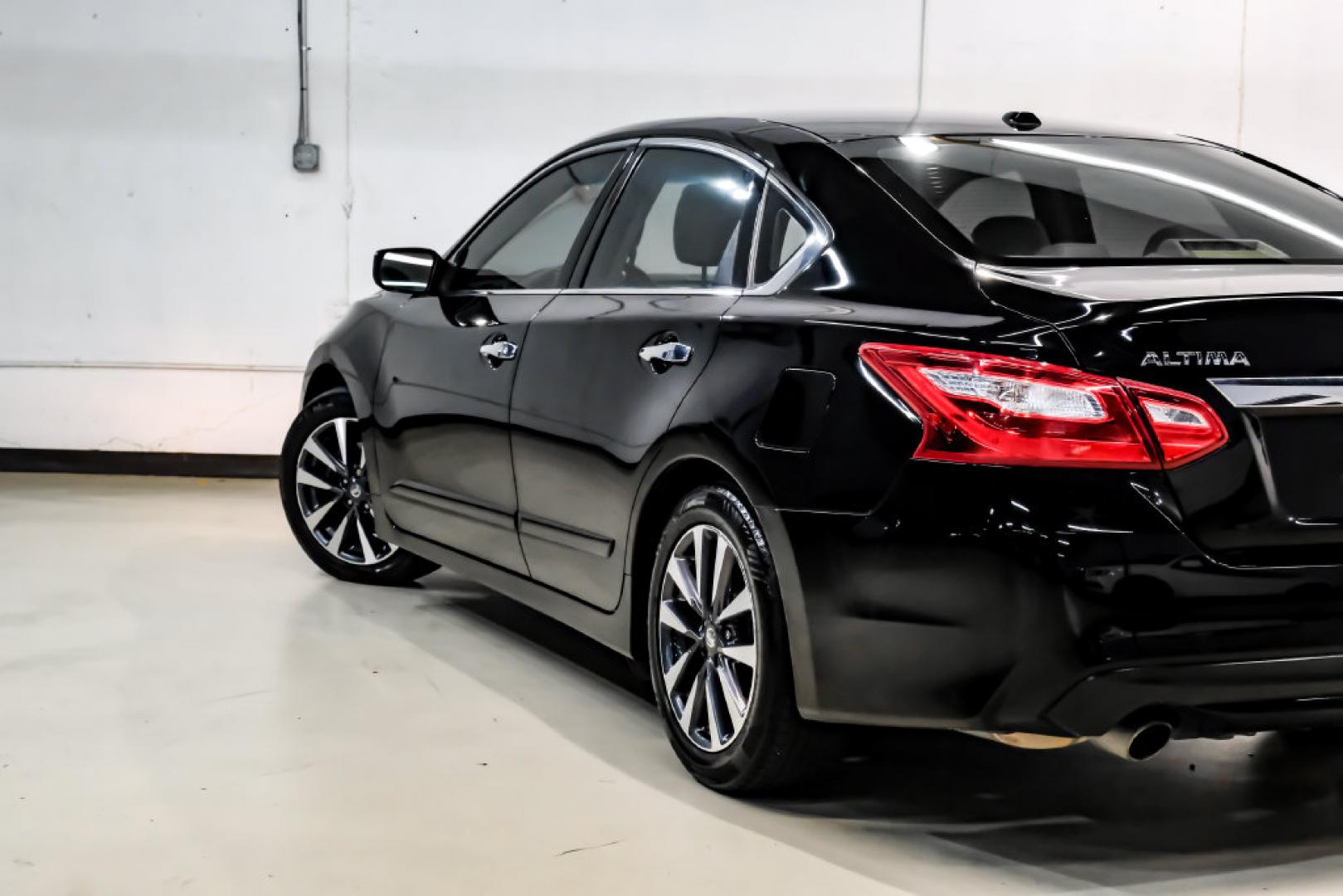 2017 Super Black /Beige Nissan Altima 2.5 SV (1N4AL3AP6HC) with an 2.5L 4-Cylinder DOHC 16V engine, CVT transmission, located at 15300 Midway Rd., Addison, TX, 75001, (972) 702-0011, 32.958321, -96.838074- Photo#12