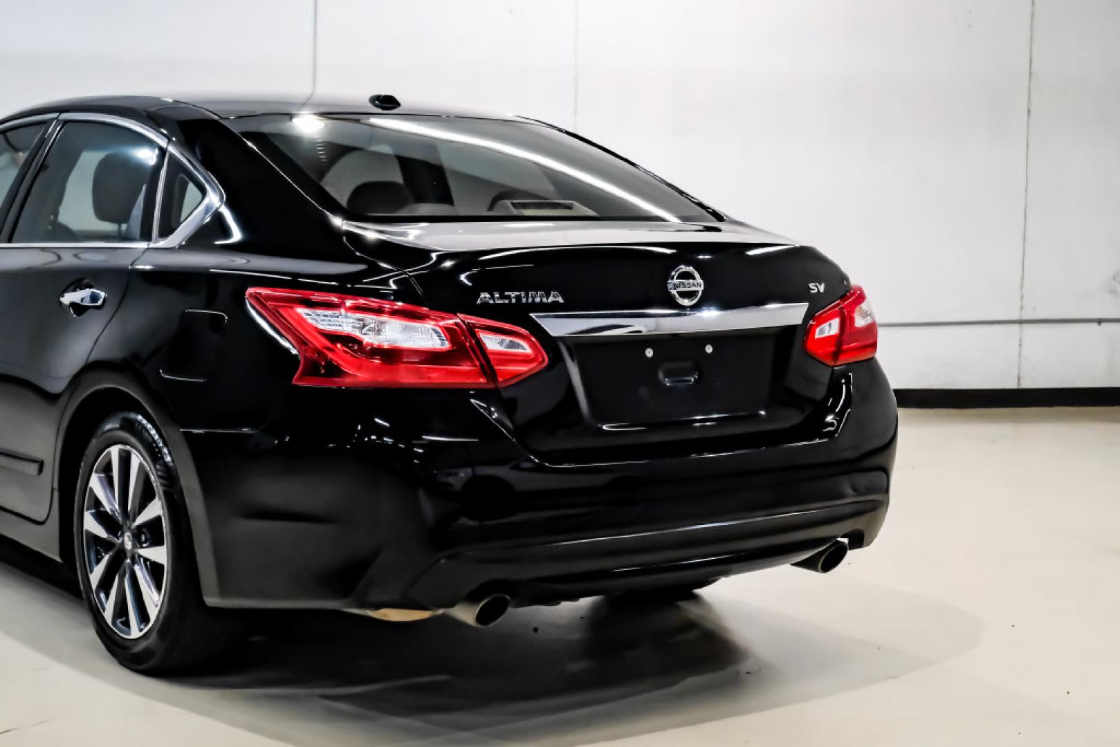 2017 Super Black /Beige Nissan Altima 2.5 SV (1N4AL3AP6HC) with an 2.5L 4-Cylinder DOHC 16V engine, CVT transmission, located at 15300 Midway Rd., Addison, TX, 75001, (972) 702-0011, 32.958321, -96.838074- Photo#13