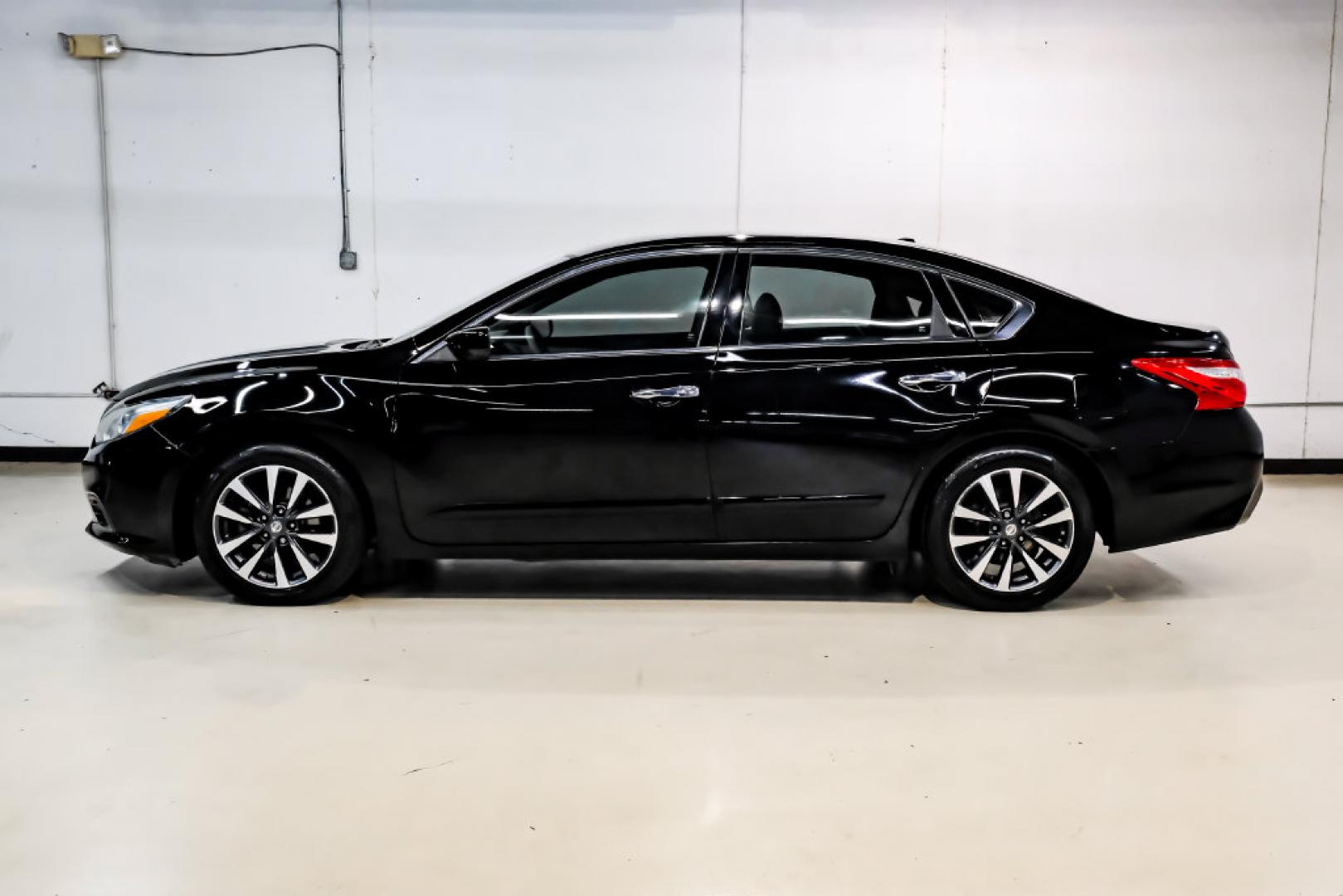 2017 Super Black /Beige Nissan Altima 2.5 SV (1N4AL3AP6HC) with an 2.5L 4-Cylinder DOHC 16V engine, CVT transmission, located at 15300 Midway Rd., Addison, TX, 75001, (972) 702-0011, 32.958321, -96.838074- Photo#14
