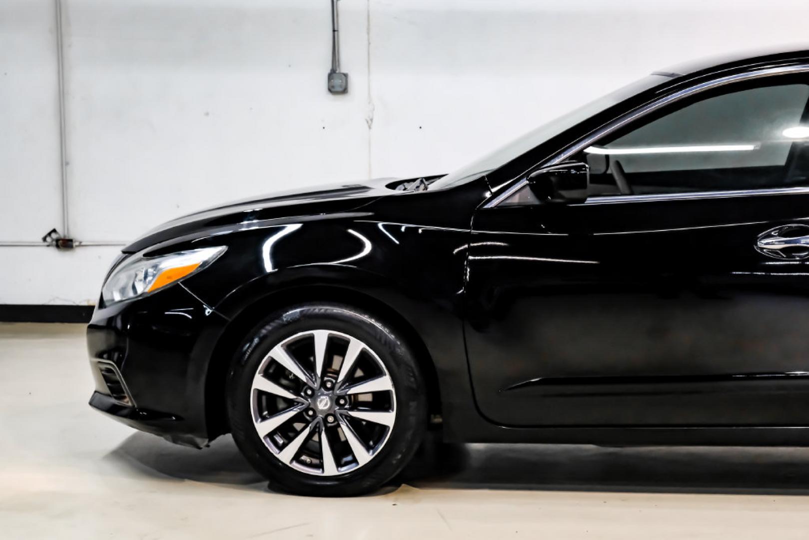 2017 Super Black /Beige Nissan Altima 2.5 SV (1N4AL3AP6HC) with an 2.5L 4-Cylinder DOHC 16V engine, CVT transmission, located at 15300 Midway Rd., Addison, TX, 75001, (972) 702-0011, 32.958321, -96.838074- Photo#15