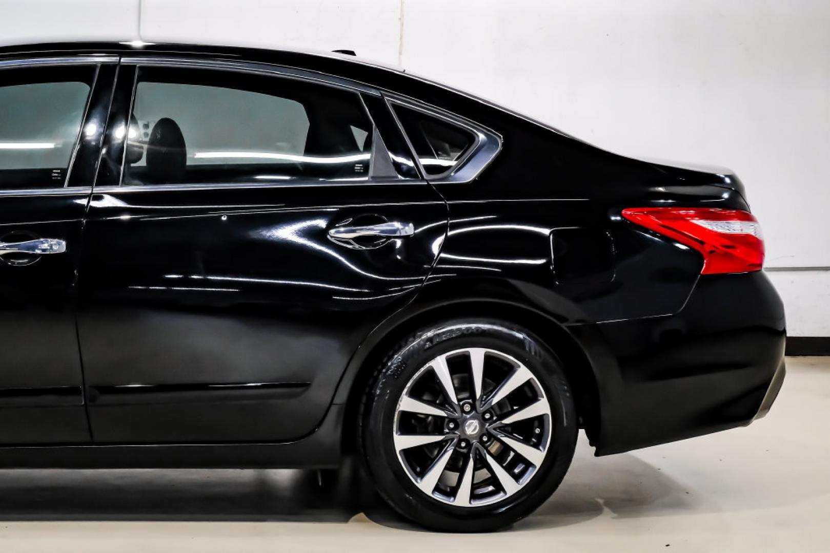 2017 Super Black /Beige Nissan Altima 2.5 SV (1N4AL3AP6HC) with an 2.5L 4-Cylinder DOHC 16V engine, CVT transmission, located at 15300 Midway Rd., Addison, TX, 75001, (972) 702-0011, 32.958321, -96.838074- Photo#16