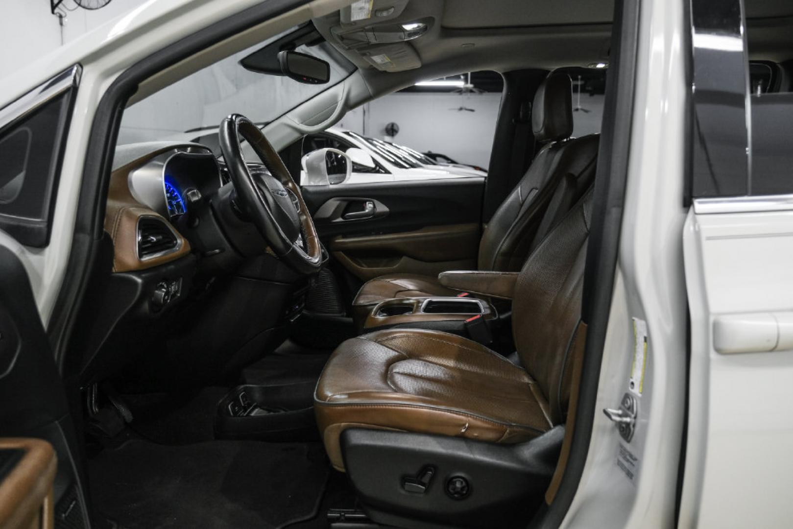 2017 White /Black/Deep Mocha Chrysler Pacifica Limited (2C4RC1GG5HR) with an 3.6L V6 24V VVT engine, Automatic transmission, located at 15300 Midway Rd., Addison, TX, 75001, (972) 702-0011, 32.958321, -96.838074- Photo#3