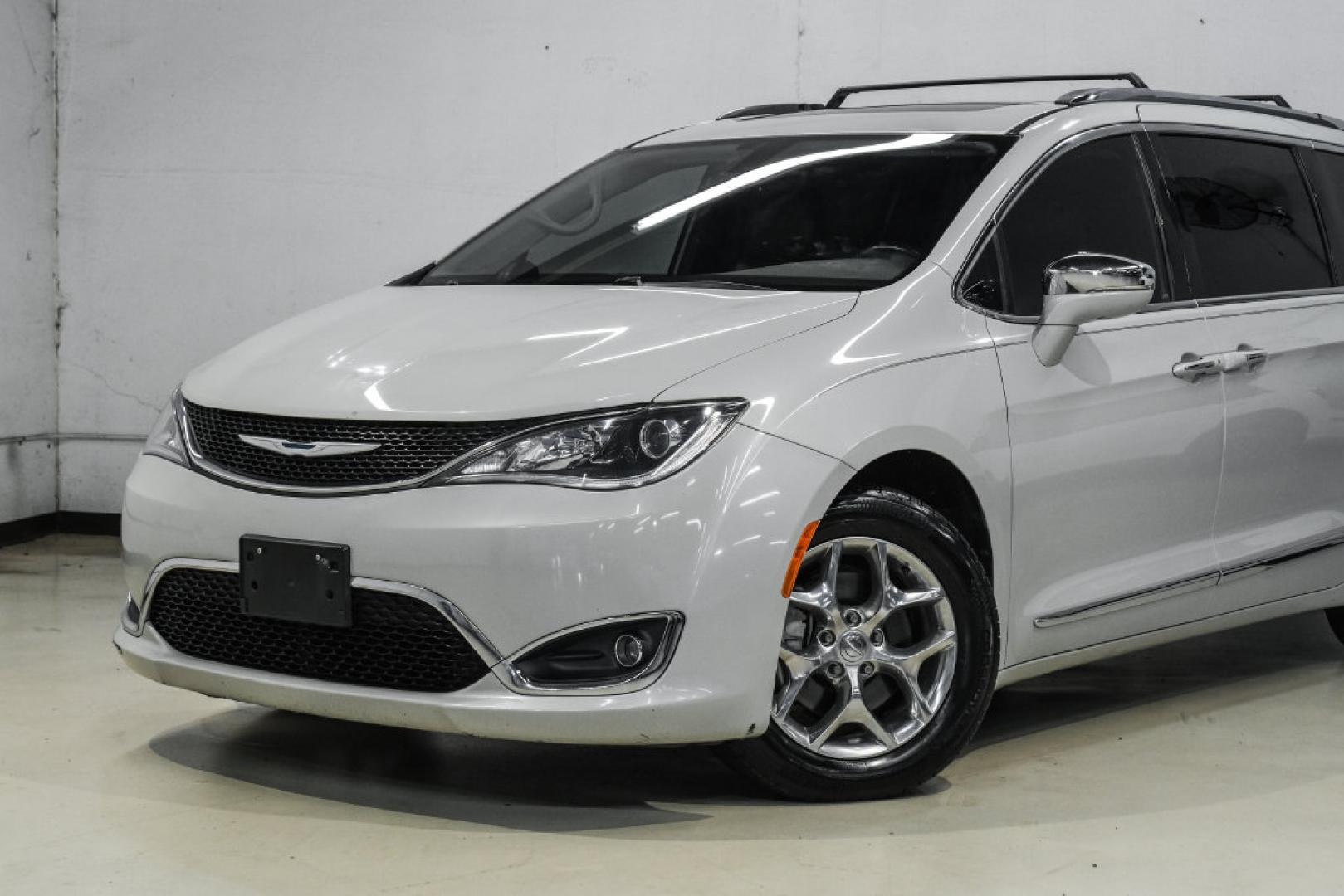 2017 White /Black/Deep Mocha Chrysler Pacifica Limited (2C4RC1GG5HR) with an 3.6L V6 24V VVT engine, Automatic transmission, located at 15300 Midway Rd., Addison, TX, 75001, (972) 702-0011, 32.958321, -96.838074- Photo#4