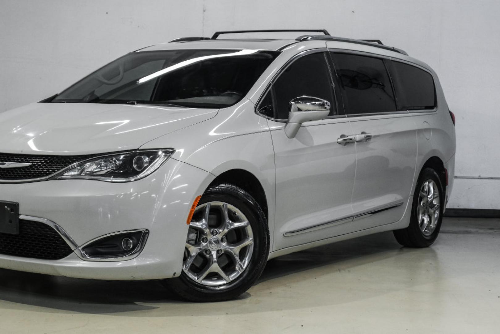 2017 White /Black/Deep Mocha Chrysler Pacifica Limited (2C4RC1GG5HR) with an 3.6L V6 24V VVT engine, Automatic transmission, located at 15300 Midway Rd., Addison, TX, 75001, (972) 702-0011, 32.958321, -96.838074- Photo#5