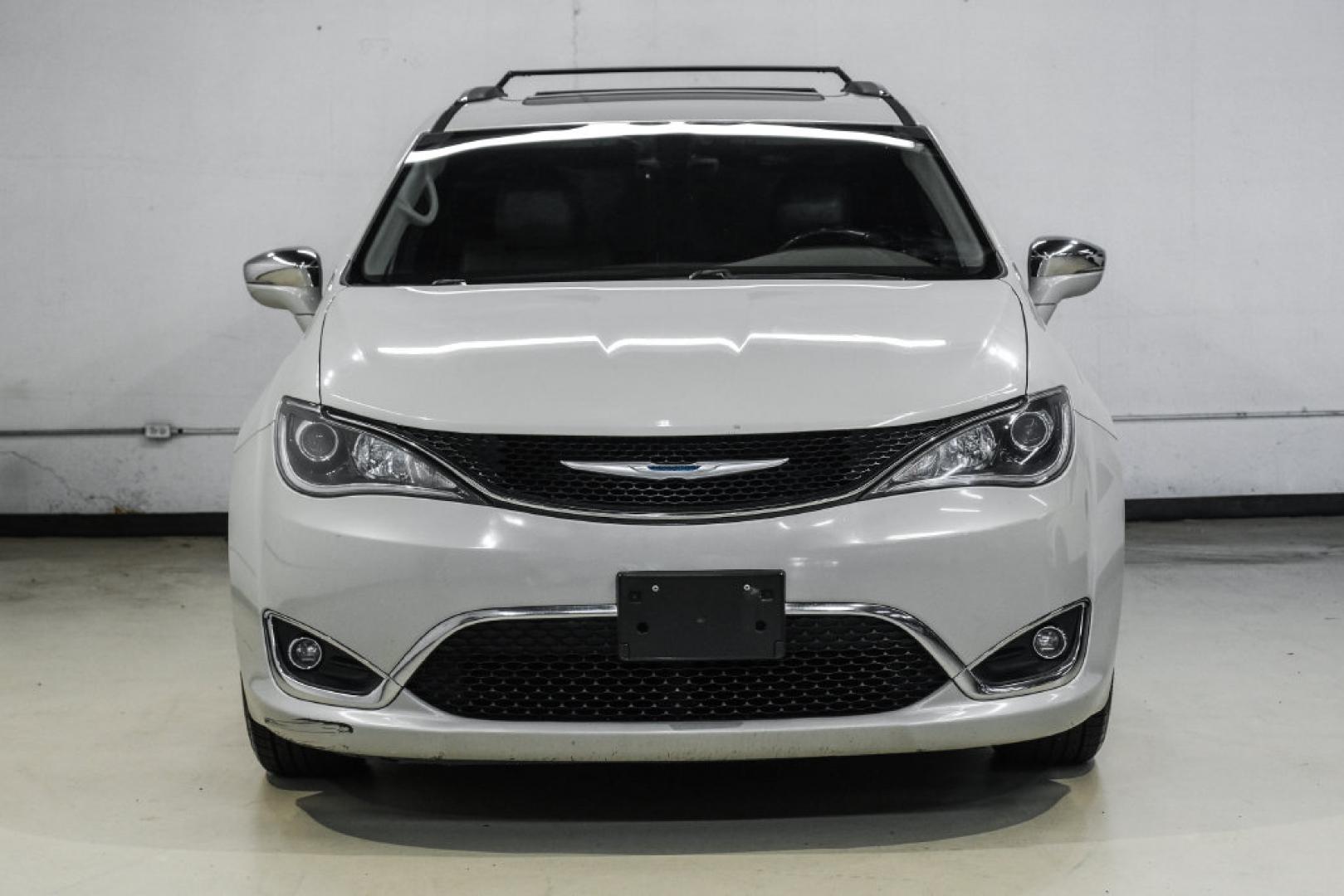 2017 White /Black/Deep Mocha Chrysler Pacifica Limited (2C4RC1GG5HR) with an 3.6L V6 24V VVT engine, Automatic transmission, located at 15300 Midway Rd., Addison, TX, 75001, (972) 702-0011, 32.958321, -96.838074- Photo#6