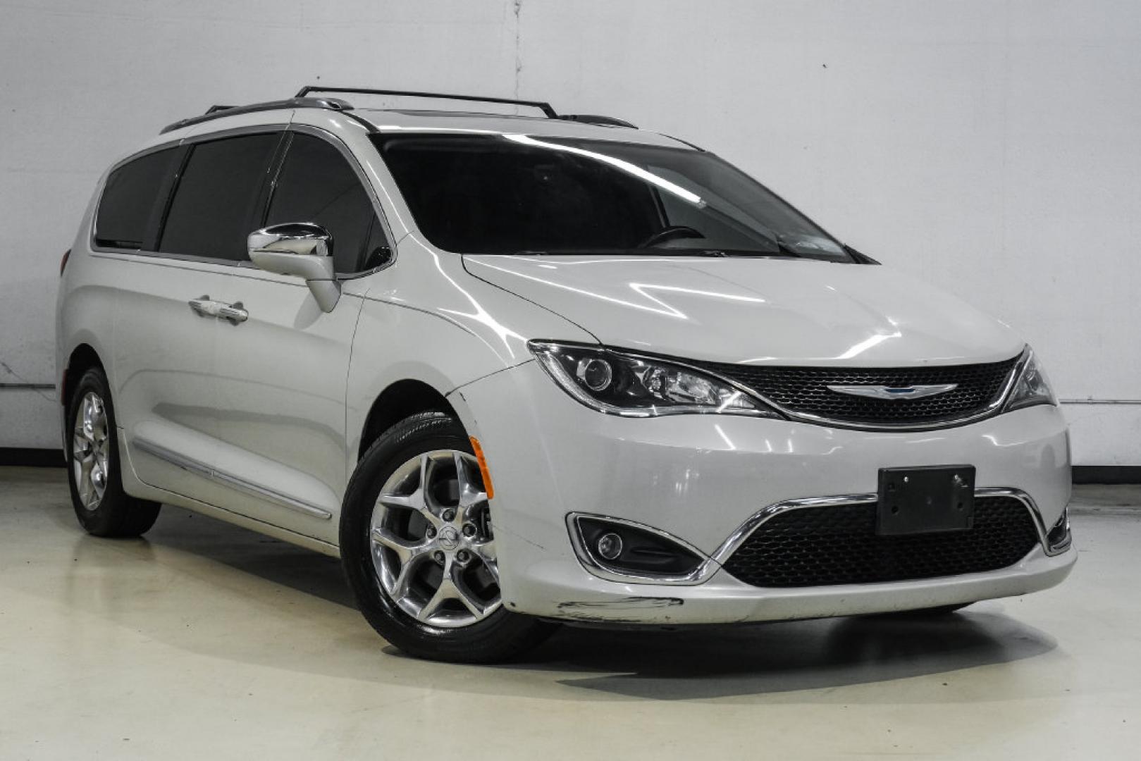 2017 White /Black/Deep Mocha Chrysler Pacifica Limited (2C4RC1GG5HR) with an 3.6L V6 24V VVT engine, Automatic transmission, located at 15300 Midway Rd., Addison, TX, 75001, (972) 702-0011, 32.958321, -96.838074- Photo#7