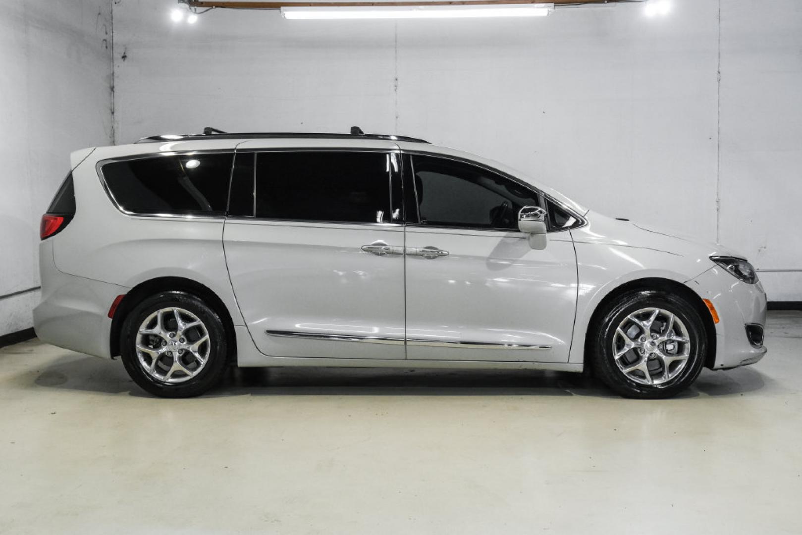 2017 White /Black/Deep Mocha Chrysler Pacifica Limited (2C4RC1GG5HR) with an 3.6L V6 24V VVT engine, Automatic transmission, located at 15300 Midway Rd., Addison, TX, 75001, (972) 702-0011, 32.958321, -96.838074- Photo#8