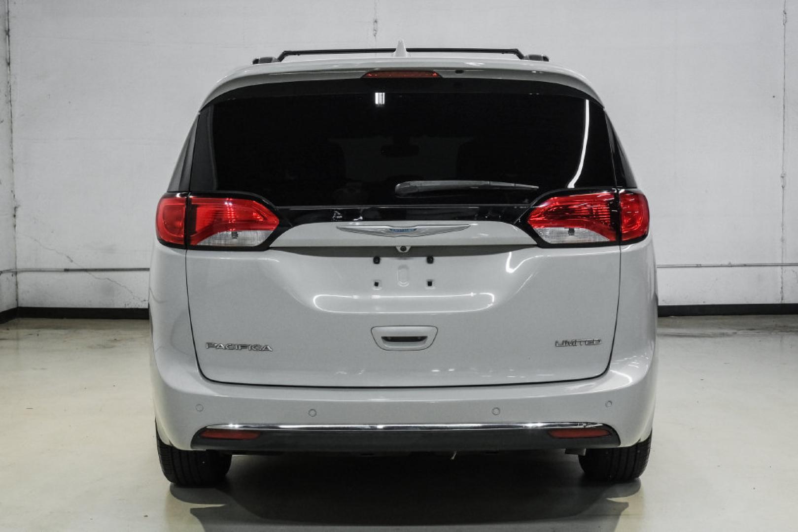 2017 White /Black/Deep Mocha Chrysler Pacifica Limited (2C4RC1GG5HR) with an 3.6L V6 24V VVT engine, Automatic transmission, located at 15300 Midway Rd., Addison, TX, 75001, (972) 702-0011, 32.958321, -96.838074- Photo#10