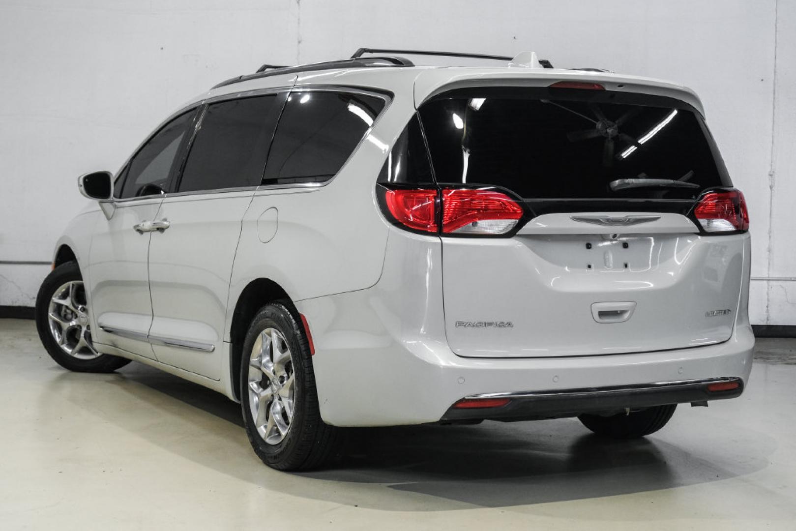 2017 White /Black/Deep Mocha Chrysler Pacifica Limited (2C4RC1GG5HR) with an 3.6L V6 24V VVT engine, Automatic transmission, located at 15300 Midway Rd., Addison, TX, 75001, (972) 702-0011, 32.958321, -96.838074- Photo#11