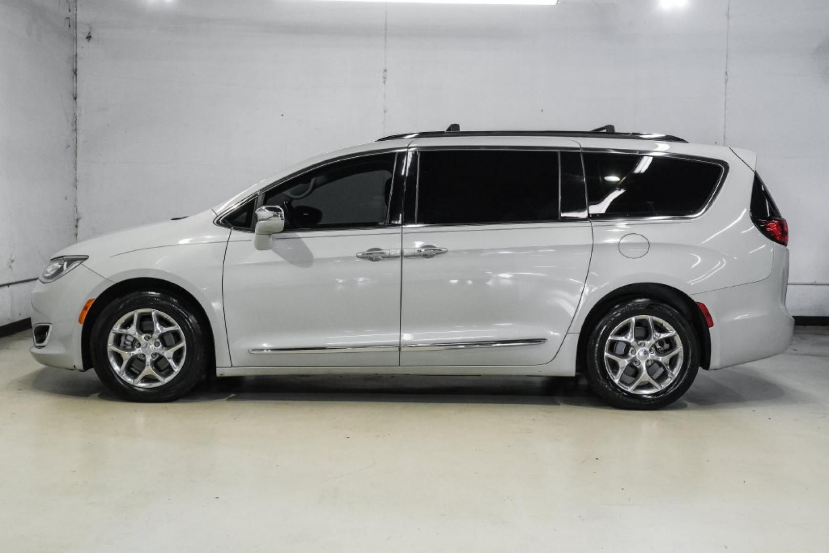 2017 White /Black/Deep Mocha Chrysler Pacifica Limited (2C4RC1GG5HR) with an 3.6L V6 24V VVT engine, Automatic transmission, located at 15300 Midway Rd., Addison, TX, 75001, (972) 702-0011, 32.958321, -96.838074- Photo#14