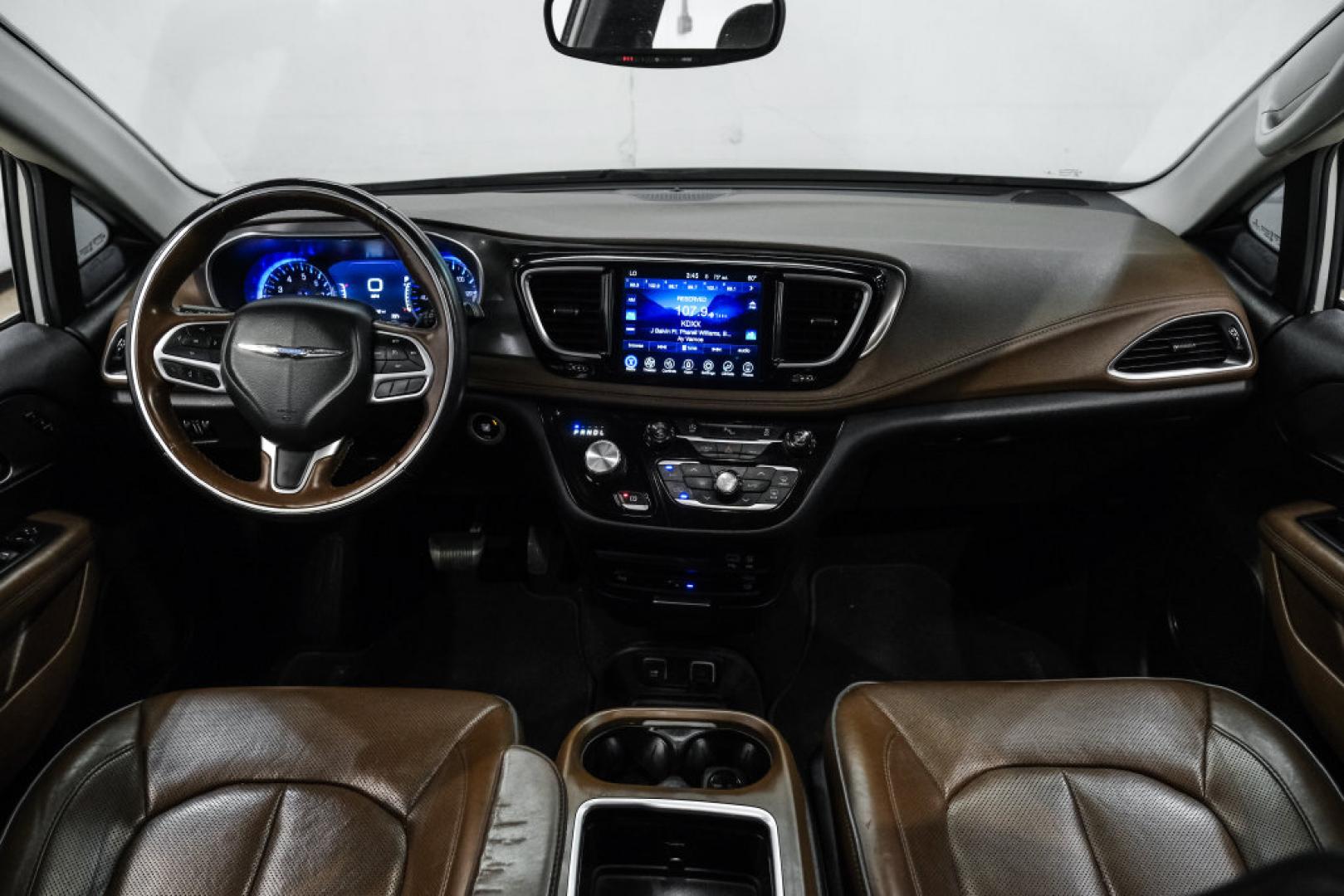 2017 White /Black/Deep Mocha Chrysler Pacifica Limited (2C4RC1GG5HR) with an 3.6L V6 24V VVT engine, Automatic transmission, located at 15300 Midway Rd., Addison, TX, 75001, (972) 702-0011, 32.958321, -96.838074- Photo#18
