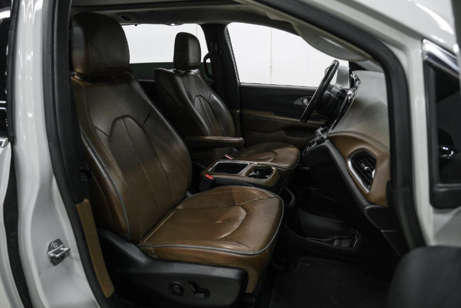 2017 White /Black/Deep Mocha Chrysler Pacifica Limited (2C4RC1GG5HR) with an 3.6L V6 24V VVT engine, Automatic transmission, located at 15300 Midway Rd., Addison, TX, 75001, (972) 702-0011, 32.958321, -96.838074- Photo#33