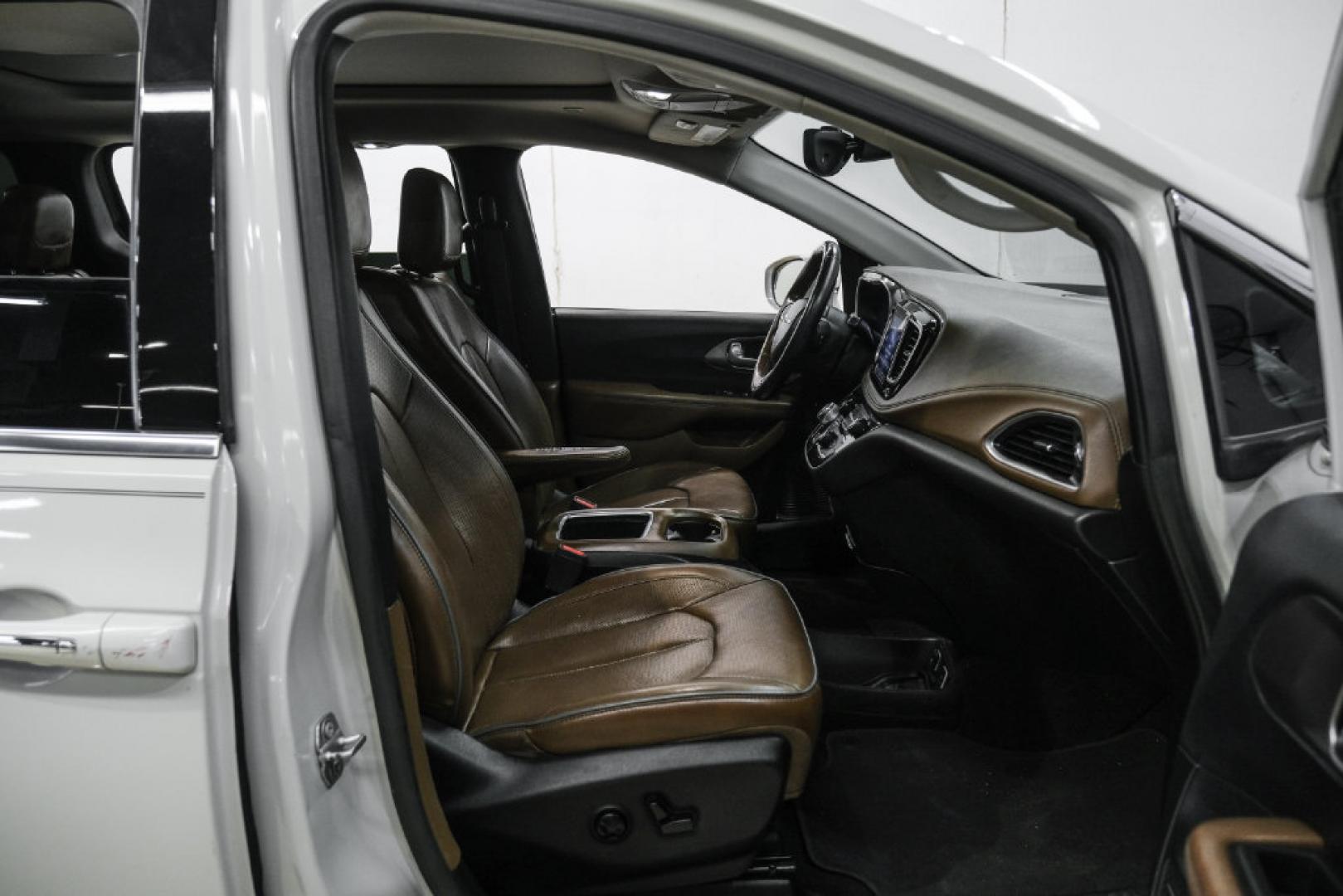 2017 White /Black/Deep Mocha Chrysler Pacifica Limited (2C4RC1GG5HR) with an 3.6L V6 24V VVT engine, Automatic transmission, located at 15300 Midway Rd., Addison, TX, 75001, (972) 702-0011, 32.958321, -96.838074- Photo#34