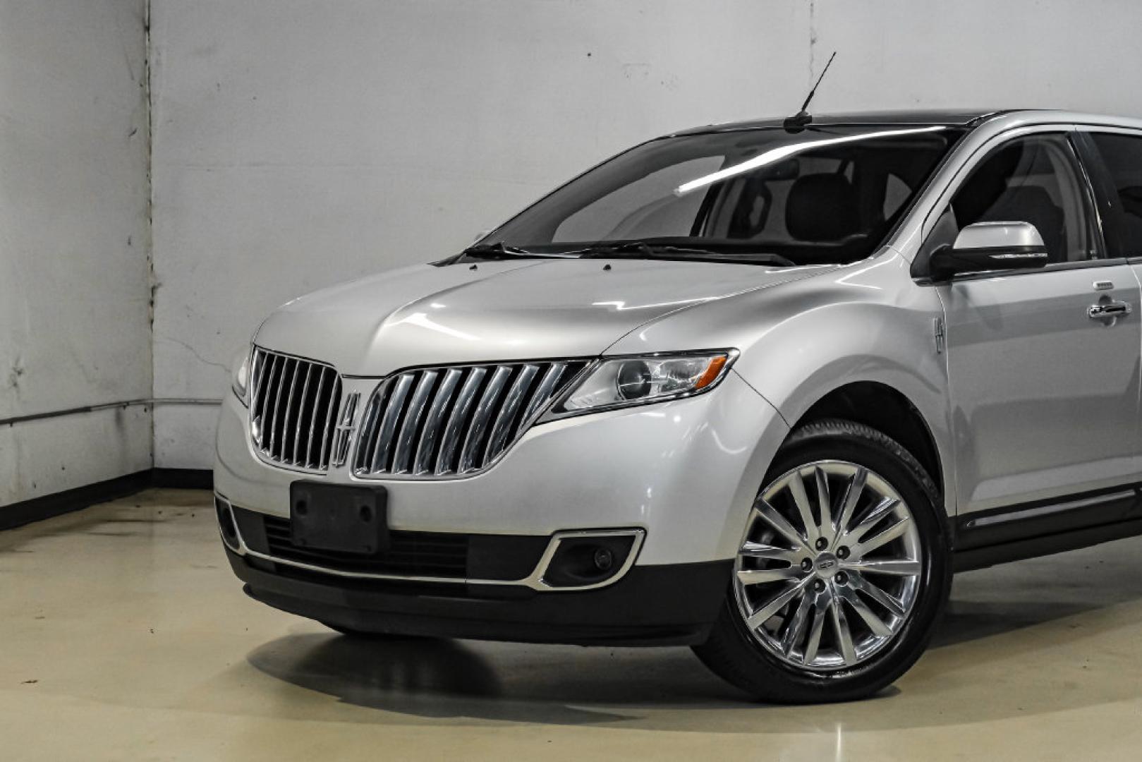 2014 Ingot Silver /Charcoal W/Black Piping Lincoln MKX Base (2LMDJ6JK4EB) with an 3.7L V6 Ti-VCT 24V engine, Automatic transmission, located at 15300 Midway Rd., Addison, TX, 75001, (972) 702-0011, 32.958321, -96.838074- Photo#4