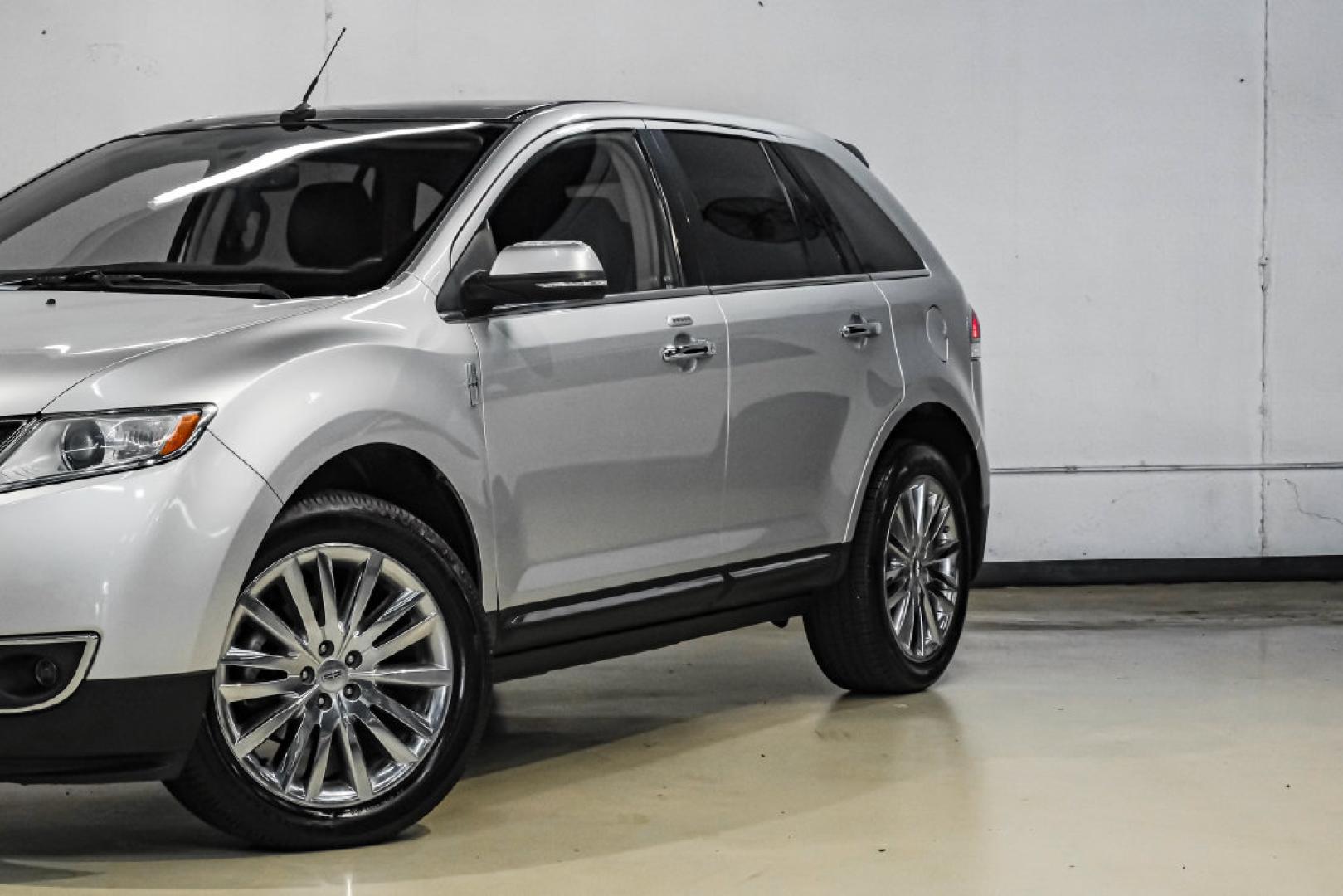 2014 Ingot Silver /Charcoal W/Black Piping Lincoln MKX Base (2LMDJ6JK4EB) with an 3.7L V6 Ti-VCT 24V engine, Automatic transmission, located at 15300 Midway Rd., Addison, TX, 75001, (972) 702-0011, 32.958321, -96.838074- Photo#5