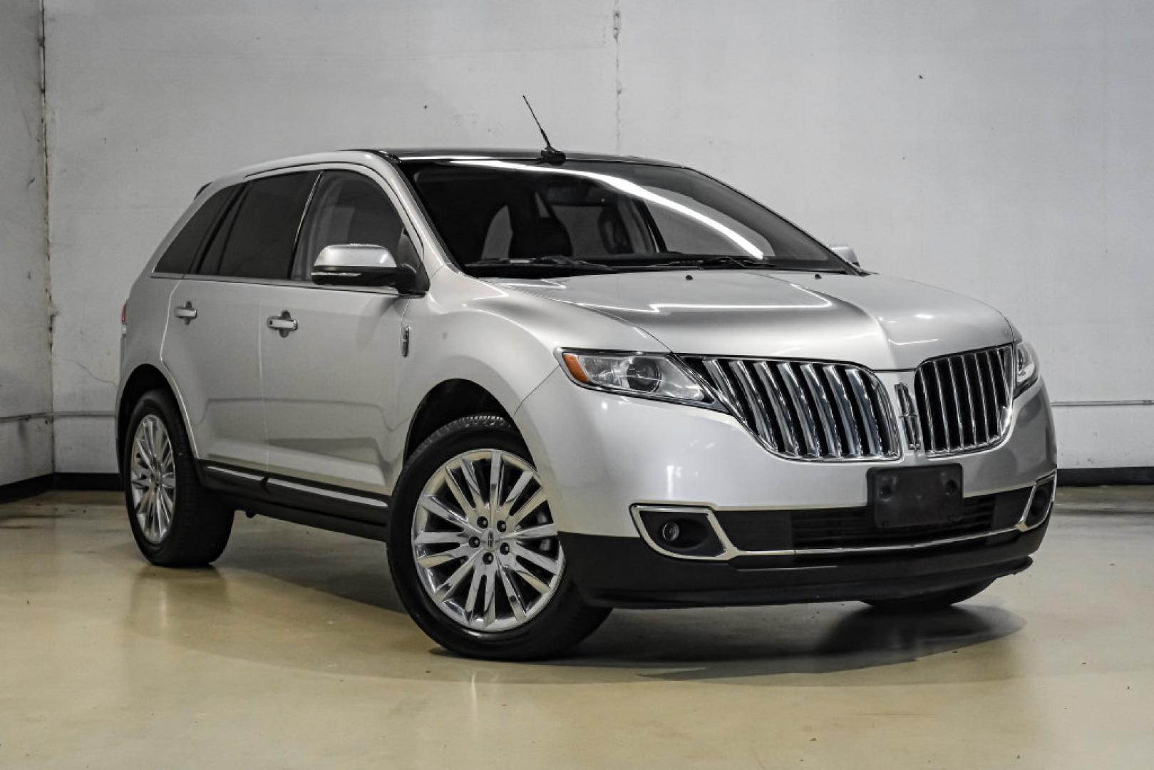 2014 Ingot Silver /Charcoal W/Black Piping Lincoln MKX Base (2LMDJ6JK4EB) with an 3.7L V6 Ti-VCT 24V engine, Automatic transmission, located at 15300 Midway Rd., Addison, TX, 75001, (972) 702-0011, 32.958321, -96.838074- Photo#7