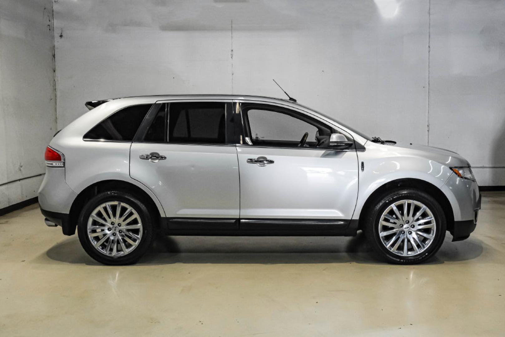 2014 Ingot Silver /Charcoal W/Black Piping Lincoln MKX Base (2LMDJ6JK4EB) with an 3.7L V6 Ti-VCT 24V engine, Automatic transmission, located at 15300 Midway Rd., Addison, TX, 75001, (972) 702-0011, 32.958321, -96.838074- Photo#8