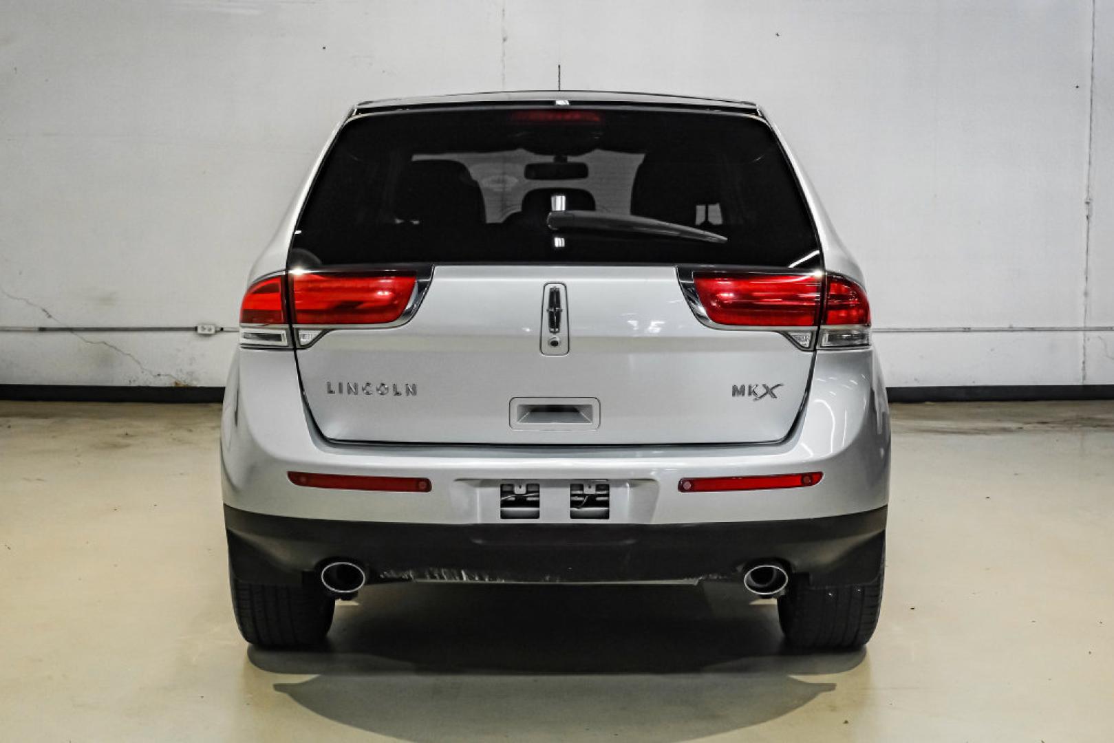 2014 Ingot Silver /Charcoal W/Black Piping Lincoln MKX Base (2LMDJ6JK4EB) with an 3.7L V6 Ti-VCT 24V engine, Automatic transmission, located at 15300 Midway Rd., Addison, TX, 75001, (972) 702-0011, 32.958321, -96.838074- Photo#10