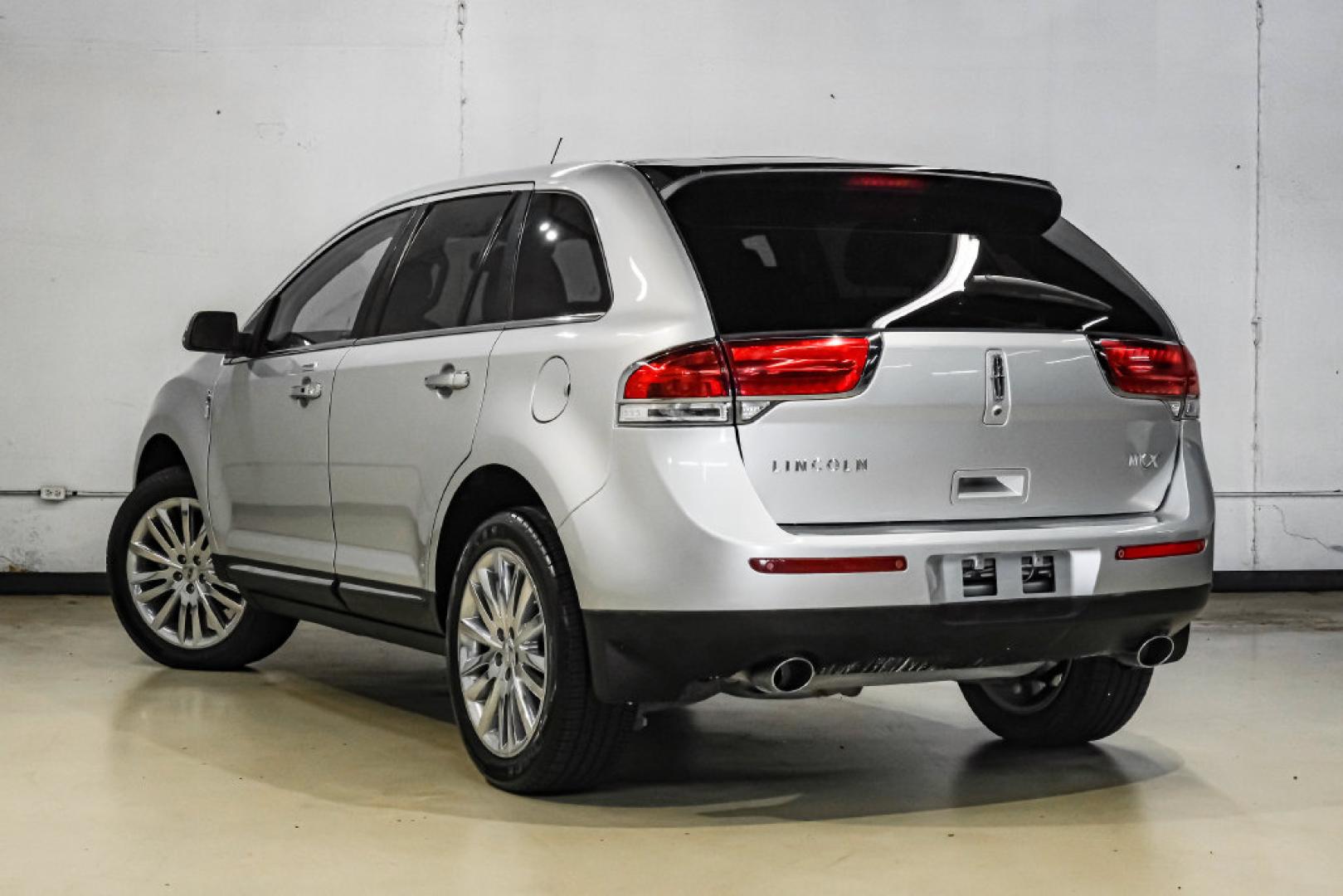 2014 Ingot Silver /Charcoal W/Black Piping Lincoln MKX Base (2LMDJ6JK4EB) with an 3.7L V6 Ti-VCT 24V engine, Automatic transmission, located at 15300 Midway Rd., Addison, TX, 75001, (972) 702-0011, 32.958321, -96.838074- Photo#11