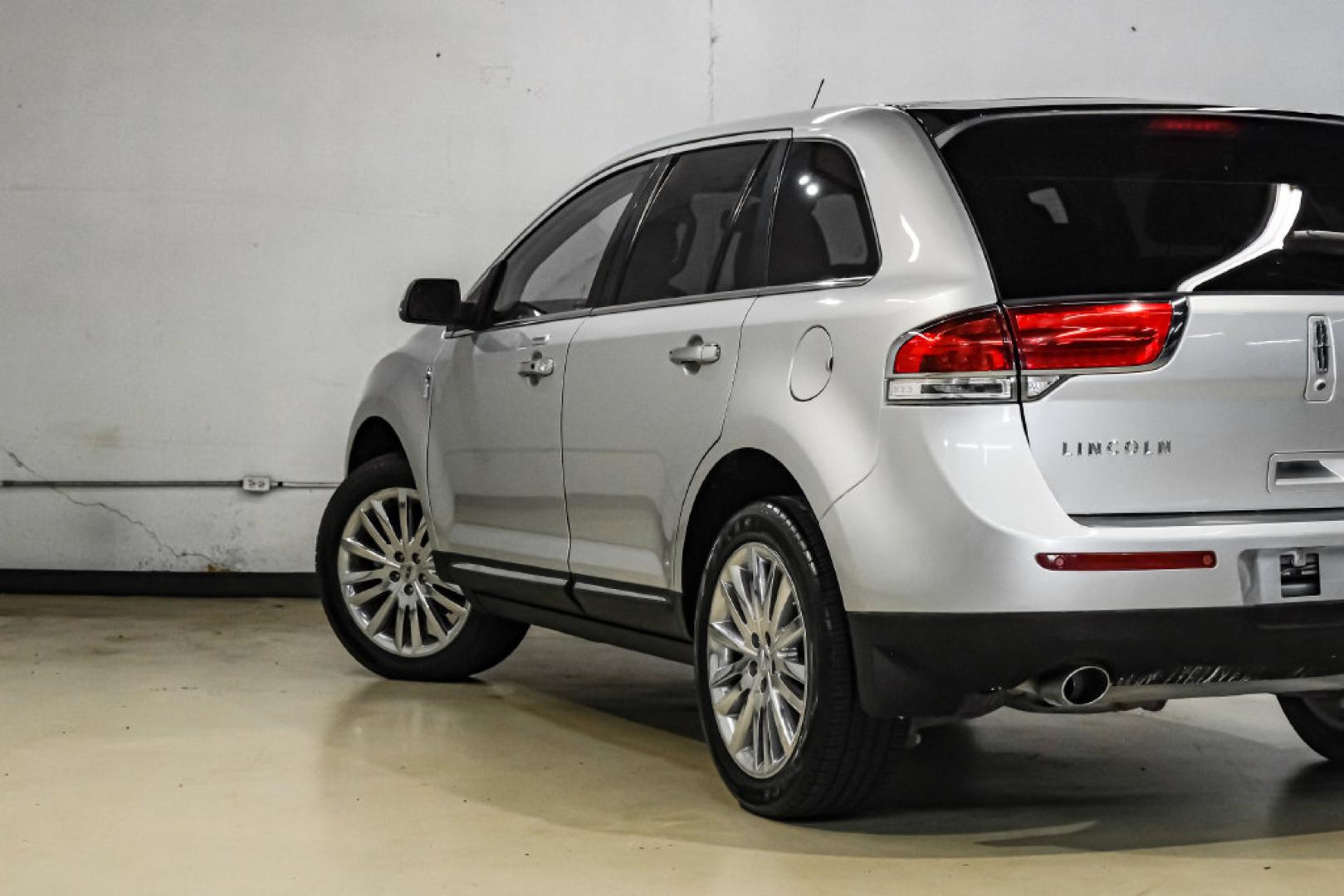 2014 Ingot Silver /Charcoal W/Black Piping Lincoln MKX Base (2LMDJ6JK4EB) with an 3.7L V6 Ti-VCT 24V engine, Automatic transmission, located at 15300 Midway Rd., Addison, TX, 75001, (972) 702-0011, 32.958321, -96.838074- Photo#12