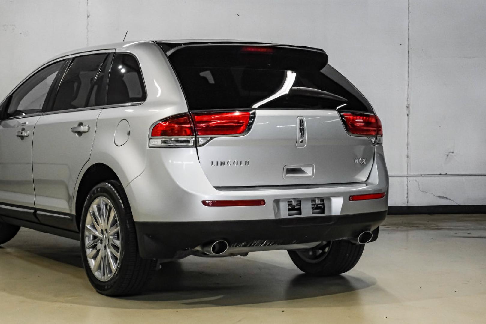 2014 Ingot Silver /Charcoal W/Black Piping Lincoln MKX Base (2LMDJ6JK4EB) with an 3.7L V6 Ti-VCT 24V engine, Automatic transmission, located at 15300 Midway Rd., Addison, TX, 75001, (972) 702-0011, 32.958321, -96.838074- Photo#13