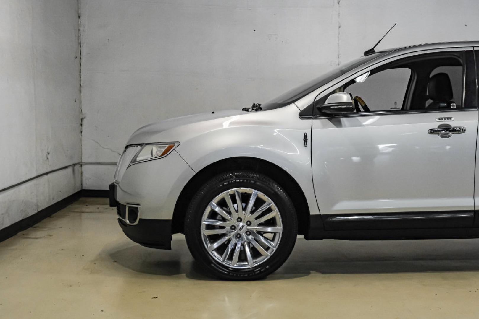 2014 Ingot Silver /Charcoal W/Black Piping Lincoln MKX Base (2LMDJ6JK4EB) with an 3.7L V6 Ti-VCT 24V engine, Automatic transmission, located at 15300 Midway Rd., Addison, TX, 75001, (972) 702-0011, 32.958321, -96.838074- Photo#15