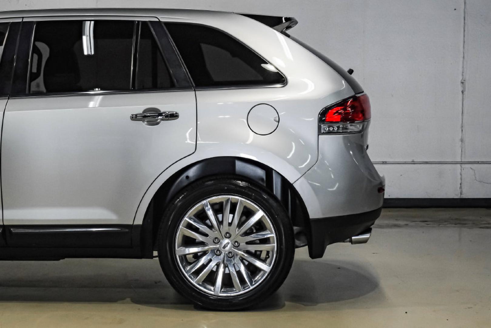 2014 Ingot Silver /Charcoal W/Black Piping Lincoln MKX Base (2LMDJ6JK4EB) with an 3.7L V6 Ti-VCT 24V engine, Automatic transmission, located at 15300 Midway Rd., Addison, TX, 75001, (972) 702-0011, 32.958321, -96.838074- Photo#16
