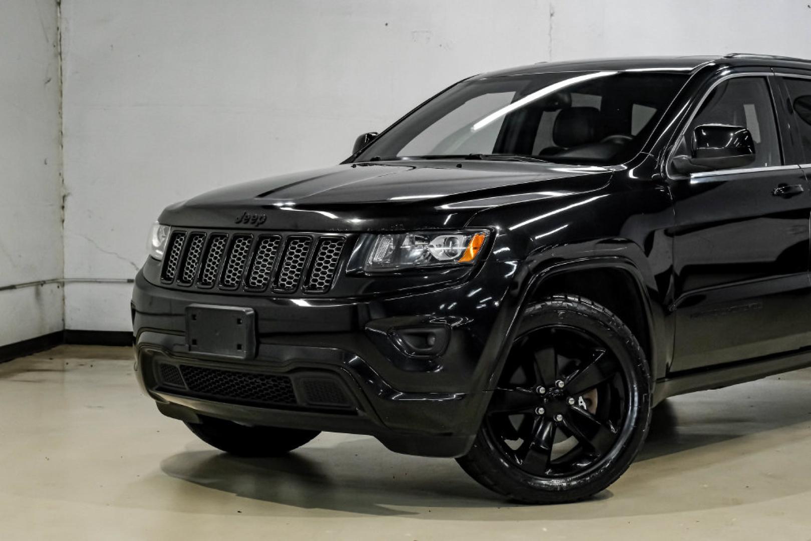 2015 Brilliant Black Crystal Pearlcoat /Black Jeep Grand Cherokee Altitude (1C4RJFAG0FC) with an 3.6L V6 24V VVT engine, Automatic transmission, located at 15300 Midway Rd., Addison, TX, 75001, (972) 702-0011, 32.958321, -96.838074- Photo#5