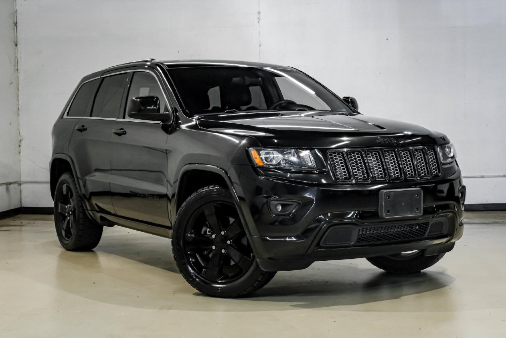 2015 Brilliant Black Crystal Pearlcoat /Black Jeep Grand Cherokee Altitude (1C4RJFAG0FC) with an 3.6L V6 24V VVT engine, Automatic transmission, located at 15300 Midway Rd., Addison, TX, 75001, (972) 702-0011, 32.958321, -96.838074- Photo#8