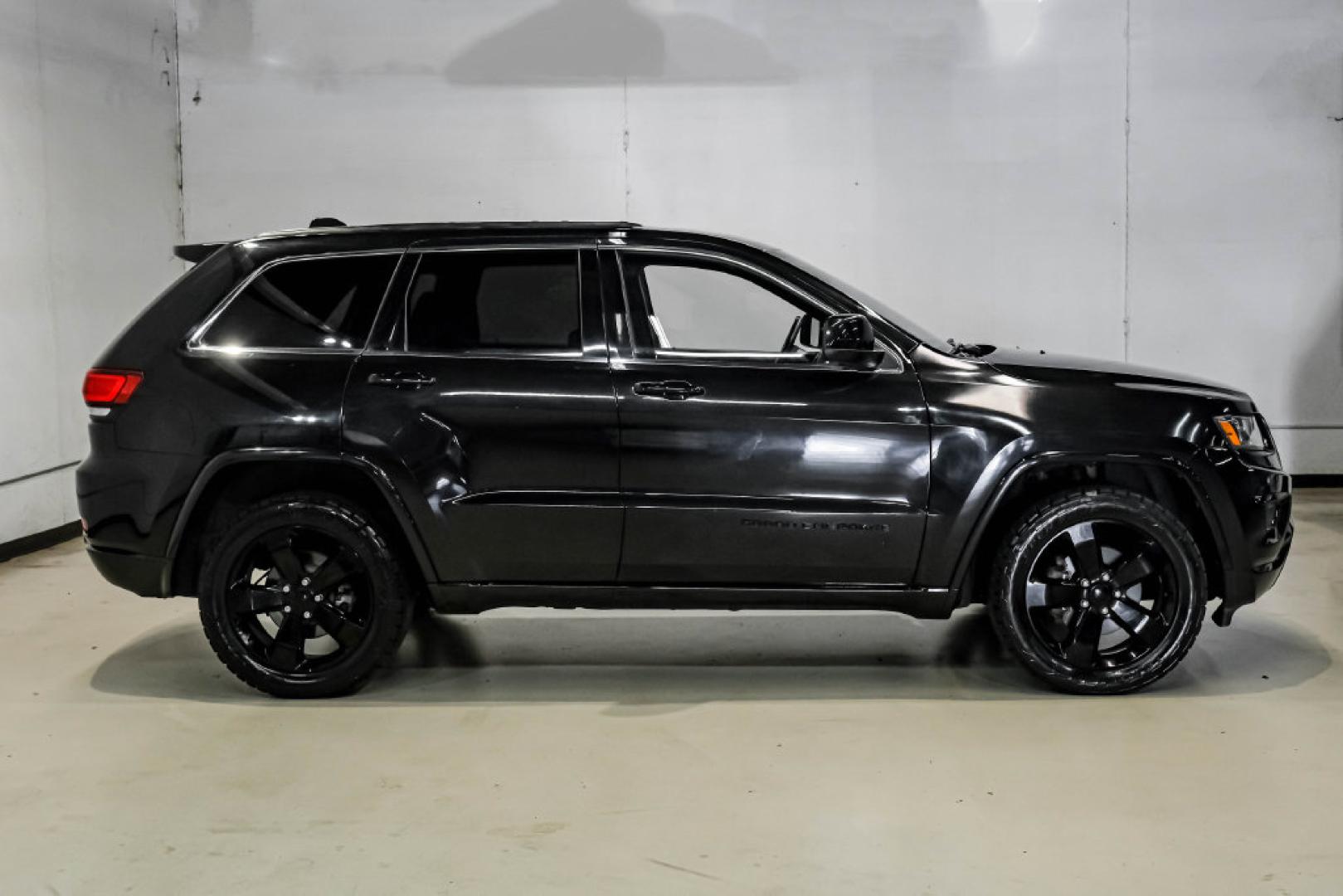 2015 Brilliant Black Crystal Pearlcoat /Black Jeep Grand Cherokee Altitude (1C4RJFAG0FC) with an 3.6L V6 24V VVT engine, Automatic transmission, located at 15300 Midway Rd., Addison, TX, 75001, (972) 702-0011, 32.958321, -96.838074- Photo#9