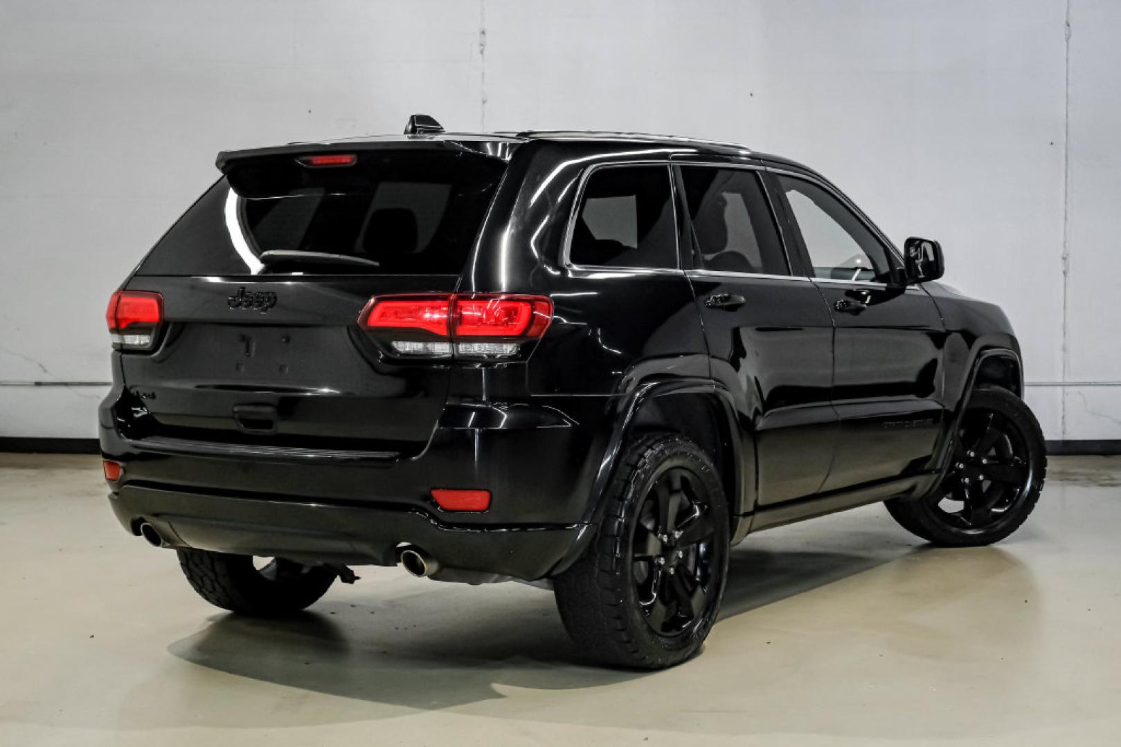 2015 Brilliant Black Crystal Pearlcoat /Black Jeep Grand Cherokee Altitude (1C4RJFAG0FC) with an 3.6L V6 24V VVT engine, Automatic transmission, located at 15300 Midway Rd., Addison, TX, 75001, (972) 702-0011, 32.958321, -96.838074- Photo#10