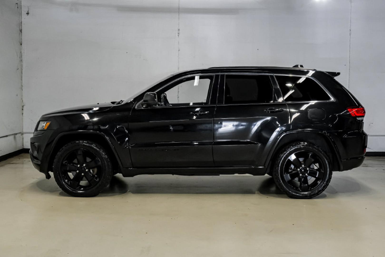 2015 Brilliant Black Crystal Pearlcoat /Black Jeep Grand Cherokee Altitude (1C4RJFAG0FC) with an 3.6L V6 24V VVT engine, Automatic transmission, located at 15300 Midway Rd., Addison, TX, 75001, (972) 702-0011, 32.958321, -96.838074- Photo#15
