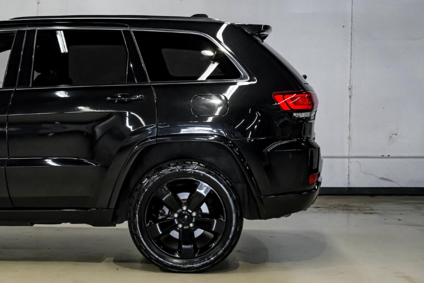 2015 Brilliant Black Crystal Pearlcoat /Black Jeep Grand Cherokee Altitude (1C4RJFAG0FC) with an 3.6L V6 24V VVT engine, Automatic transmission, located at 15300 Midway Rd., Addison, TX, 75001, (972) 702-0011, 32.958321, -96.838074- Photo#17